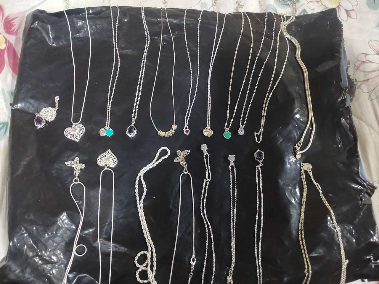شلعة مرعبة فضيات امزون.
خواتم  925 عدد 14
قلائد عدد20
تخم عدد3
اساور عدد 5
أغلبيتهم ماركات وأشياء نازكة كلش.
كلمن وسعره واذا شغلع يختلف الموضع.


**إذا كنت صاحب هذا الإعلان وتريد حذفه لأي سبب، رجاءا أرسل رسالة إلى الدعم الفني**