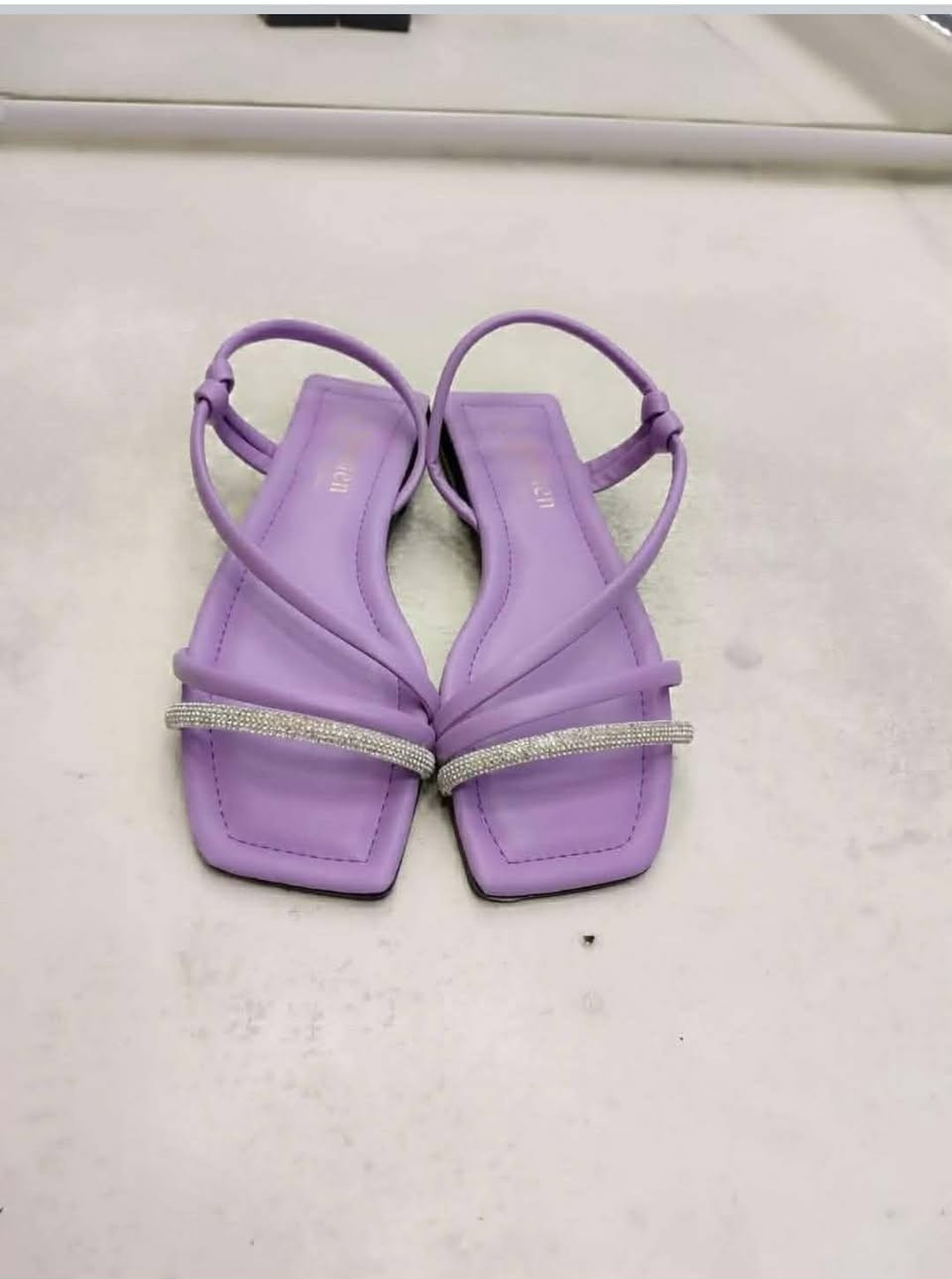 شلعات احذيه نسائيه مشكل كل 50 قطعه ب150 الف يعني القطعه ب ٣ عراقي


**إذا كنت صاحب هذا الإعلان وتريد حذفه لأي سبب، رجاءا أرسل رسالة إلى الدعم الفني**