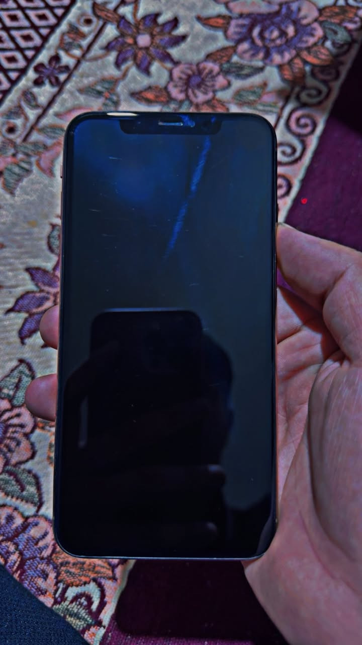 آيفون اكس ماكس 
ذاكره 256 
بطاريه 100 مبدله 
مشكله الي بي الي تعلي وتنصي ما يشتغلون + هذا طبع الي بشاشه ما مثر عل لمس ابدد غير هذني الباقي كله شغال 
سعر 175 وبي مجال 
مكاني شعب حي تجار 
الاتصال ***********
