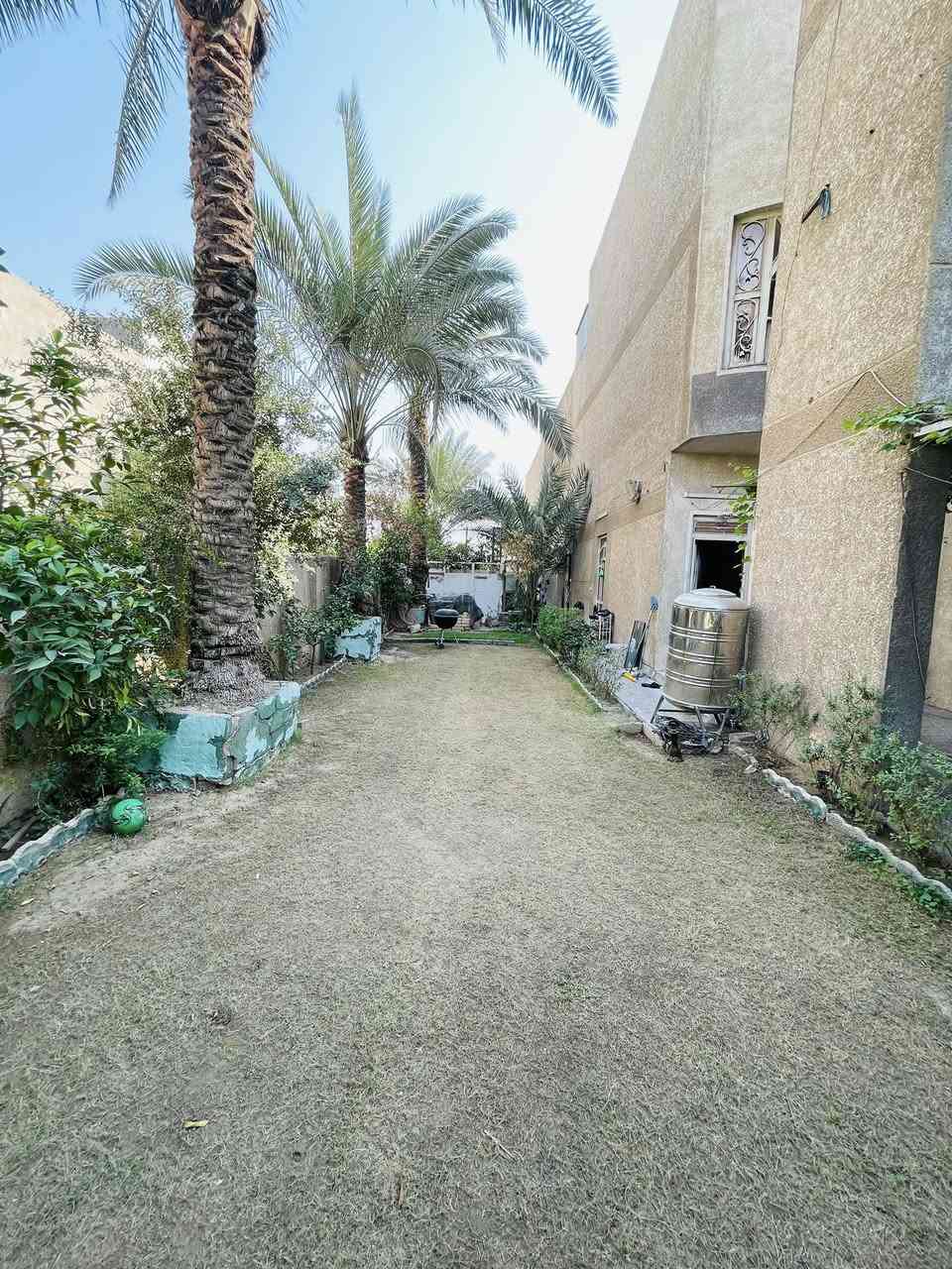 دار للبيع طابو ملك صرف
مساحة البيت 300 م
واقع حال 400 تشجير جانب البيت 100 م

كراج يكفي سيارة 

الطابق الارضي 
استقبال +هول داخلي +مطبخ + غرفة نوم + صحيات+
ترك خلف البيت

الارضية مرمر 
 
الطابق الثاني 
غرفيتين سويت وغرفة عادية + ٢ غرف صغار 

الطابق الثالث 
غرفة + بيتونة 
ومخزن صغير بالسطح 
السعر ٨٥٠ مليون 
العنوان 
منطقة ال un في البلديات المربع الذهبي 
للاستفسار  ***********
