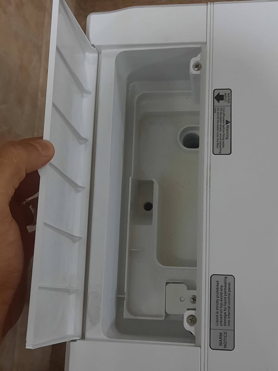 للبيع :مبردة شحن متنقلة بحالة ممتازة (شبه جديدة)

 مبردة عملية كلش تفيد للغرف والمساحات الصغيرة، مستخدمة لموسم واحد فقط وبحالة نظيفة جداً وجديدة.
المميزات:
 نظام شحن: المبردة بيها بطارية شحن، يعني إذا شحنتها تشتغل بدون كهرباء لمدة توصل لـ 4 ساعات.
 تبريد مزدوج:تحتوي على خزان ماي تگدر تعبيه حتى تنطي برودة عالية، وبنفس الوقت تكدر تشغلها بدون ماي كمروحة عادية.
 التصميم: مزودة بليف كارتوني، طولها تقريباً متر، وحجمها مناسب وصغير للأماكن والغرف.

 المبردة كاملة مع الجروخ والشاحن مالتها، وجاهزة للاستخدام فوراً.
السعر :180 ألف دينار.
مكان: النجف - الكوفة - حي ميسان - نهاية شارع الكيات.


**إذا كنت صاحب هذا الإعلان وتريد حذفه لأي سبب، رجاءا أرسل رسالة إلى الدعم الفني**