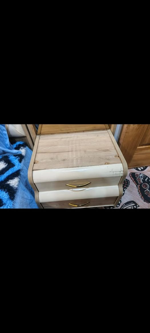 سلام عليكم 
غرفة تركية متكونه من 11 قطعة 
نضيفة حيل بس الميوزه الصغار بيهن مشكلة
غرفة كاملة 
مكاني بغداد مدينه الصدر 
الرقم ***********‏
السعر 750
