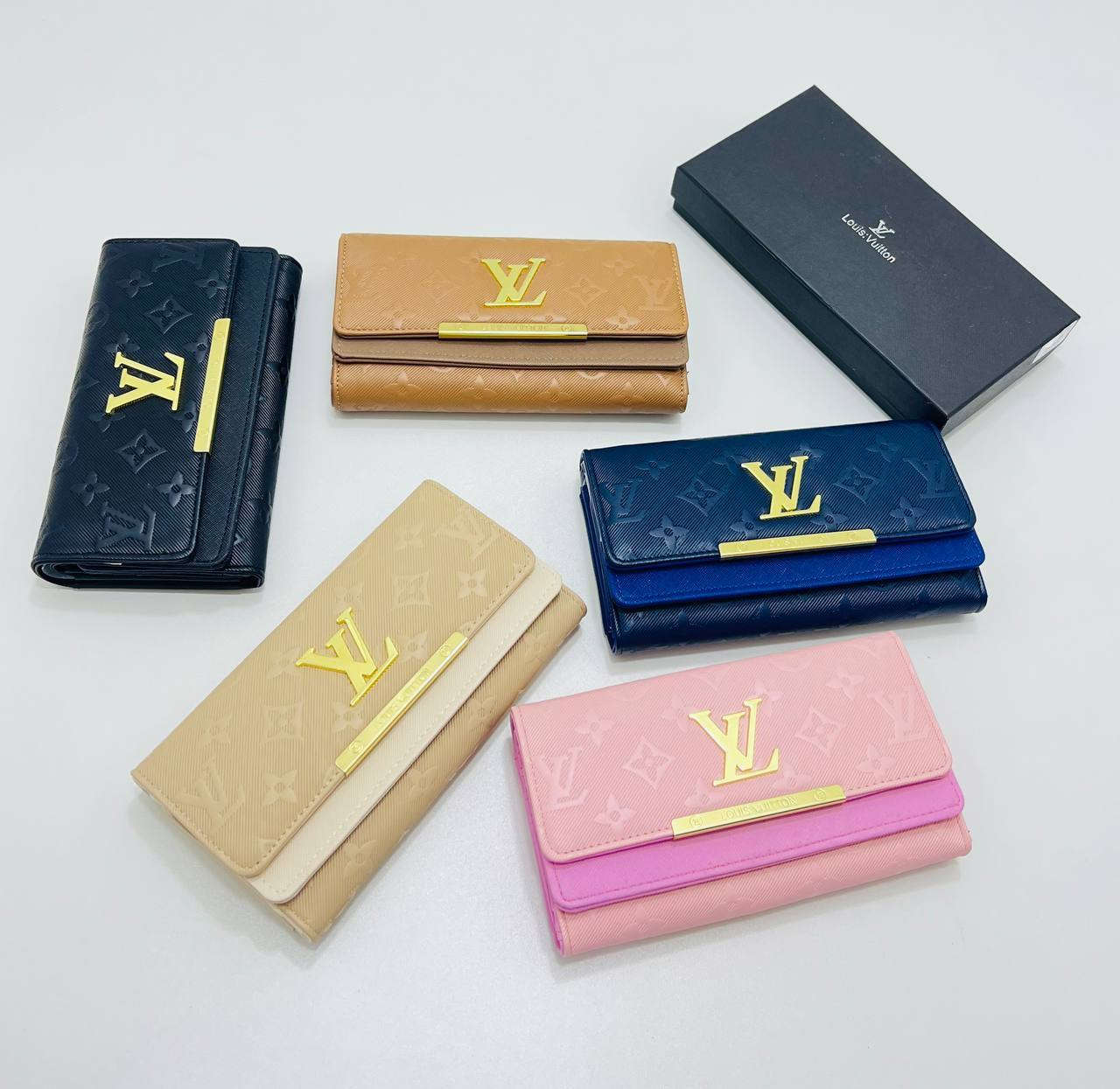 ✨ أناقة وفخامة بكل لون ✨

محافظ نسائية ستايل راقي بتفاصيل ذهبية تخبل 😍
تصميم أنيق ونقشة مرتبة تناسب كل الأذواق 👑

الألوان المتوفرة:
🖤 أسود كلاسيك
🤎 جملي دافي
🤍 بيج ناعم
💙 أزرق ملكي
💗 وردي أنثوي

✔️ تقسيمات عملية للكروت والفلوس
✔️ حجم مرتب يناسب الاستخدام اليومي
✔️ جودة مرتبة وشكل فخم

اختاري لونج وخلي ستايلج يحچي عنج 💼✨

للحجز والاستفسار راسلينا خاص �


**إذا كنت صاحب هذا الإعلان وتريد حذفه لأي سبب، رجاءا أرسل رسالة إلى الدعم الفني**