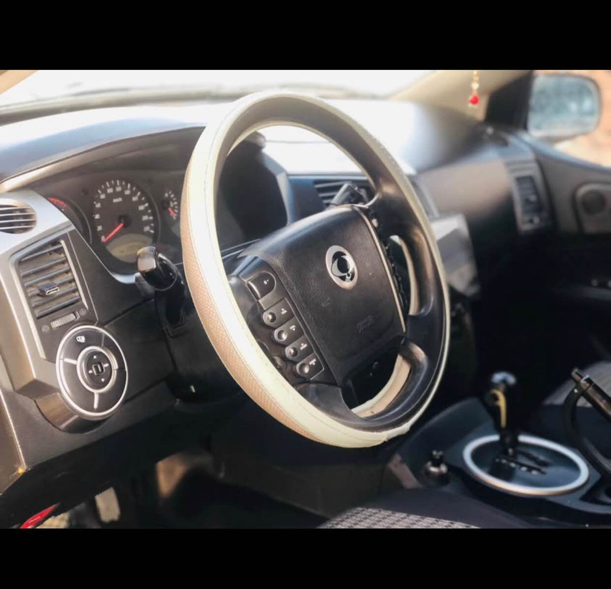 ئەم سانگوێنە بۆ فرۆشتن مۆدێل٢٠٠٩ بۆیاغی نیە یەک شوختی بچوکی هەیە ماباقی بەشەرتی کۆمپیوتەرو فەحس گێڕو مەکینە بەشەرت ناوەو دەرەوەی لە ڕوو بەرو جوانترە زۆر خاوێنە ماڵەکە گێڕ عادیو تۆماتیک دو دەبڵ ئەکسلی هەیە هەمو لەشی بەشەرت لەسەر دەقی بیلادی هەمو لەشی ئیش ئەکا نقوستانی نیە ڕقەمو سەنەوی تازەیە تەحویل کردن بەشەرت سعری ١٢٠ معامەلە شوێن ڕانیە ژمارە تەلەفۆن *********** رانية, السليمانية
