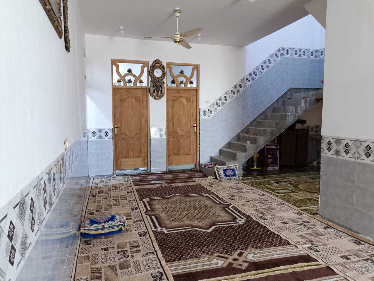 اللهم صل على محمد وآل محمد
بيت للبيع في قضاء الاحرار منطقة المزاك قرية الكم مساحة البيت 850 متر واجهه 22 متر النزال 35 يتكون البيت.. من 3 غرف نوم وصاله ومطبخ واستقبال.
إستقبال 7×4
غرفه نوم 6×4
غرفه نوم 5×4
غرفه نوم 4×4
هول صاله 9×4
مطبخ 5×4
البيت جاهز من كلشي ماعدا الأرضيه صب
الراغب بالشراء الاتصال على *********** _ ***********
