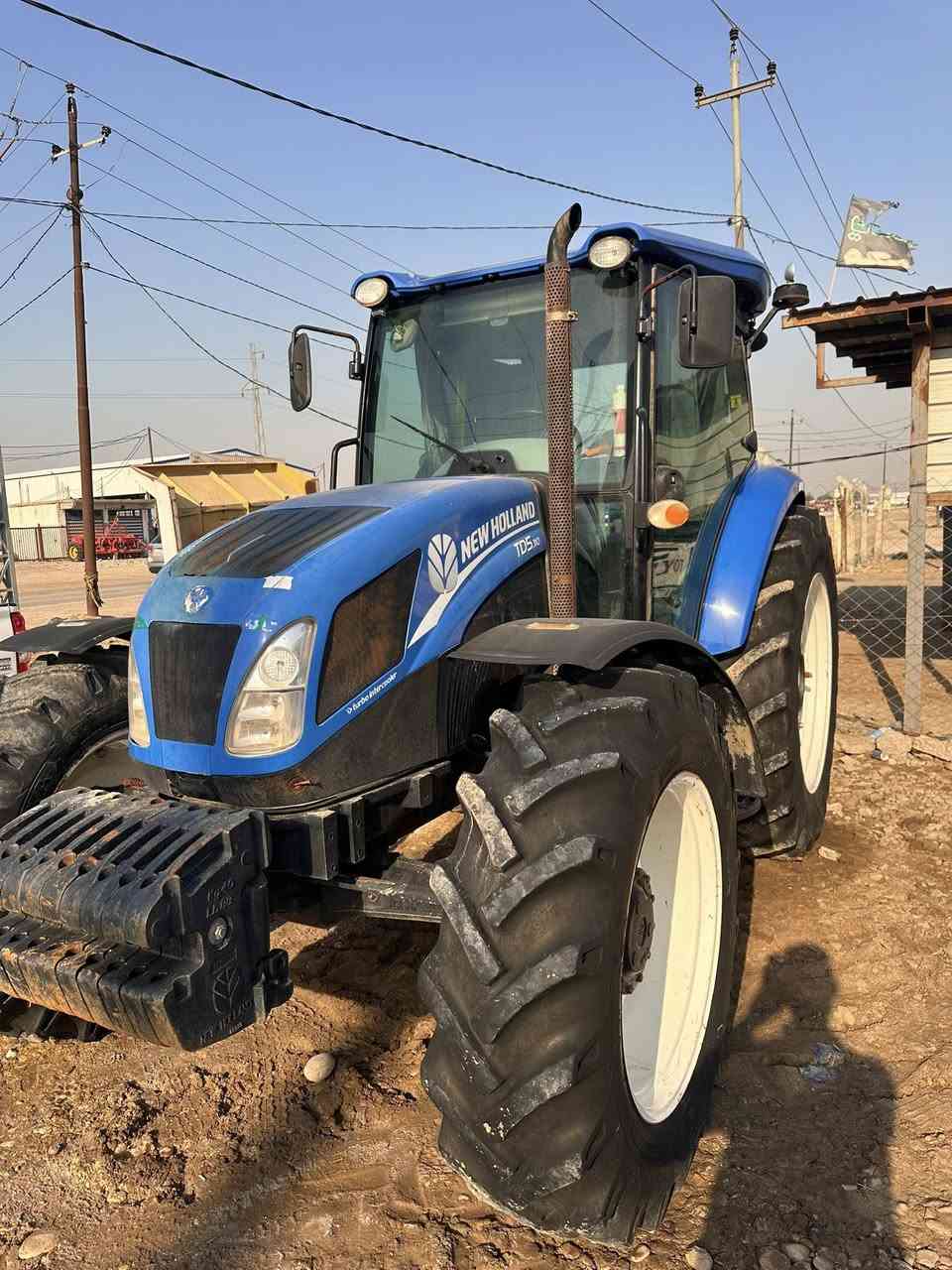 للبيع نيهولند موديل2018تركي
فول عادي السعر 28 وبيها مجال 
مكان واسط الزبيديه
ياسر ***********
