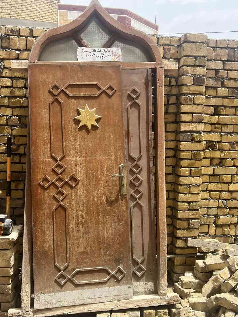 السلام عليكم ابواب خارجية وداخليه خشب تزكام وابواب داخلية غرفة نوم كامل عددهن 5 وابواب الخارجية طلاكة وربع عدد 2 ابواب نضيفة مال تفليش مكاني الكوت الزهراء ***********
