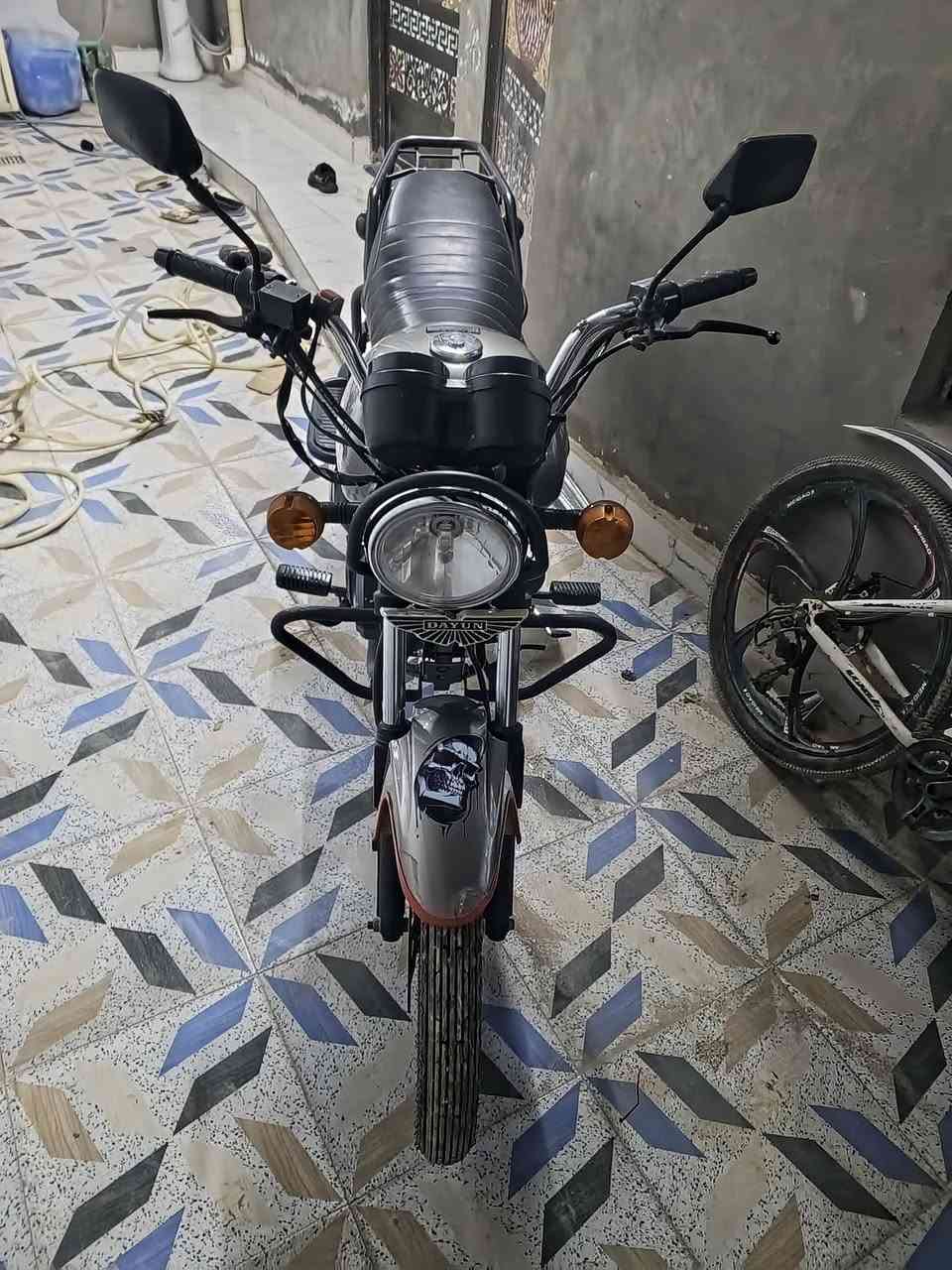 السلام عليكم دراجة دايوان نفخ 2022
 اوراق اصولي شرط الترقيم 
محرك ضخم 200cc 
لون مميز رمادي كفالة عامة 
ماشية 14الف 
سعر 1350بيهة مجال قليل
بعقوبة حي المعلمين 
ه‍ ‍***********
