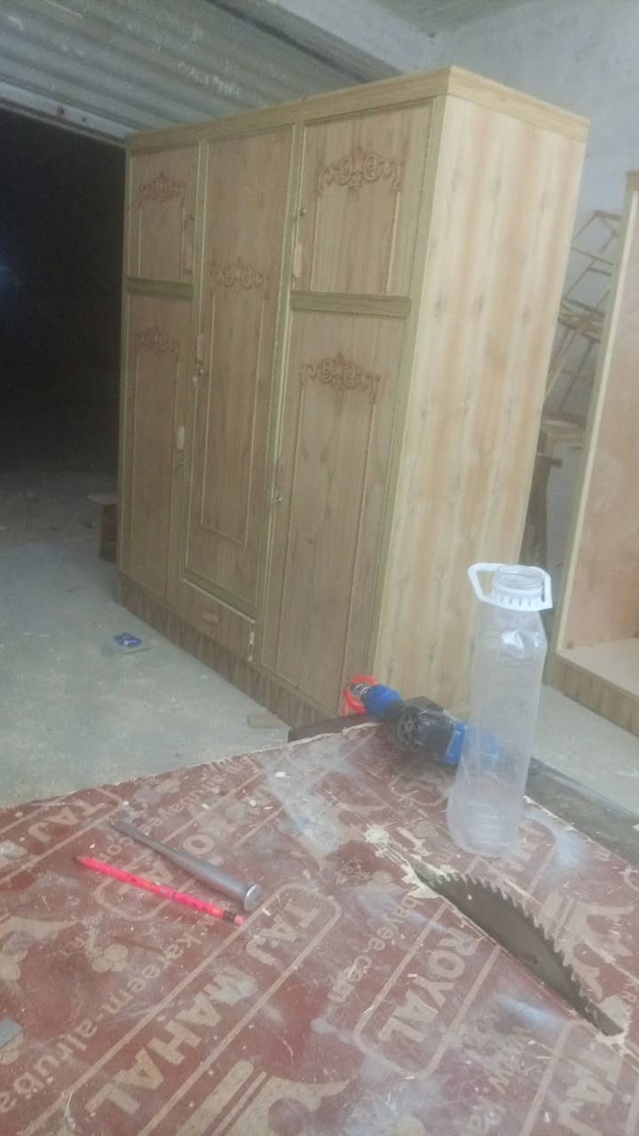 اخوان مستعدون للعمل كافت انواع الاثاث العراقي والكناتير وجوة سوغ يوجد توصيل مجاني وتدللون داخل بابل مراوس للقديم بل جديد ***********وتساب ***********
