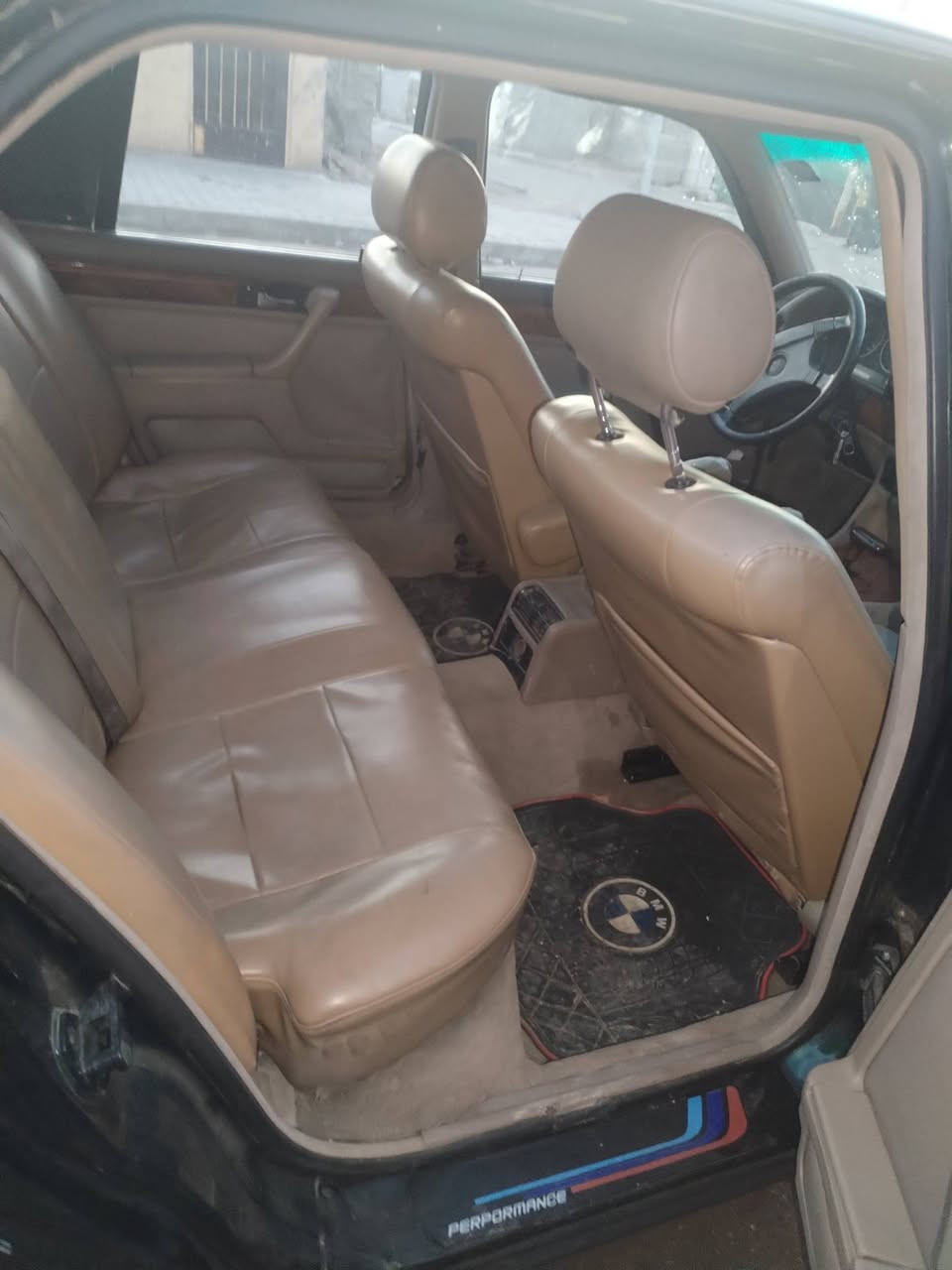 السلام عليكم سياره للبيع فقط بدون مراوس موديل 93 رقم بغداد انكليزي اللون زيتوني حجم 730 اصل بيها مكينه وكير 40) 8سلندر بل جيس بطناش ونطلاقيه صاروخ بجم عريض مصبوغه عام بدون ضربه او خياس كهربائيات كلها شغاله كشنات كهرباء تبريد شغال حداديه نص عمر السعر 60 ورقه بيها مجال قليل مكان السياره بغداد جسر ديالى القديم وهذا رقمي ***********
