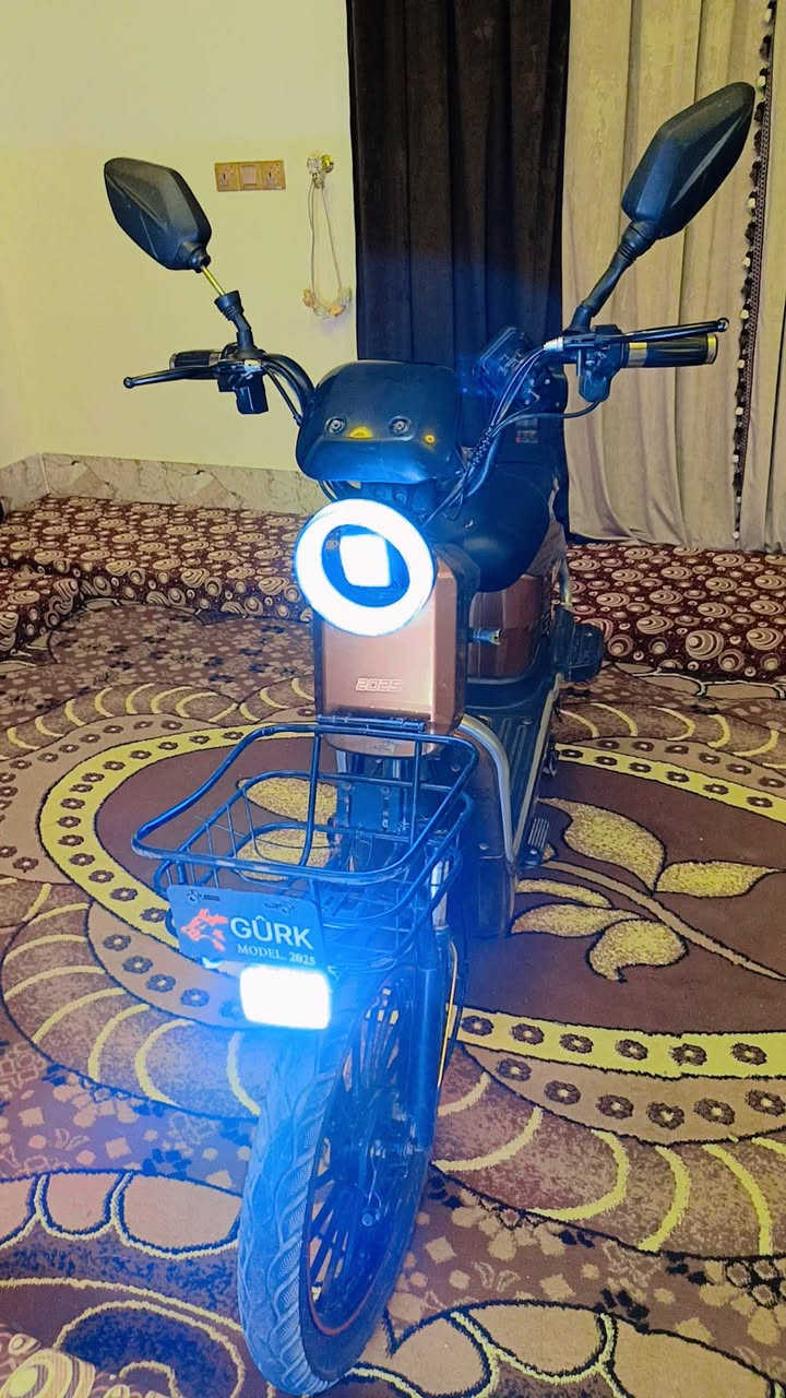 السلام عليكم ورحمة الله
موديل 2025 موطور شحن 5 بطاريات ما صار شهر من حطيتهن ونضافه كدام عينك  90/100 وياه شاحنه وياه بصمه عدد 2 وتشغيل عن بعد لايت اصلي نشره خلفيه بريكات امامي وخلفي مكلف بل نشر              250 وبي مجال 
‏‪***********‬‏
