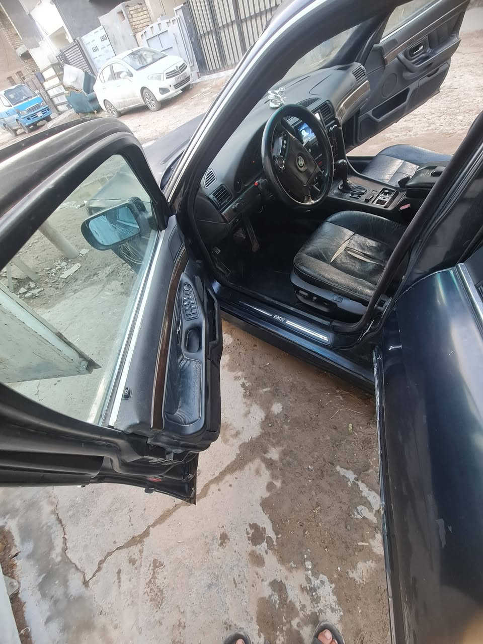 سلام عليكم 
بي ام دبليو 740  
موديل 98
 8سنلدر 
مكينة وكيرخير من الله شعلة ومعدل 
كهربائيات شغالات
صدر أمامي خلفي جديد 
السيارة مشروع وطني 
نضافة الكشر 75%
اشاير . عالي ناصي كلة شغال 
تتايرات جدد
دهن اول بأول 
سيارة كلش حلوة تجي وشوف بعينك 
ولشراي يشلع عيوني السعر 53وبيها مجال 
مكاني بغداد قرب علوة الرشيد ***********
متواجد بكل وقت
