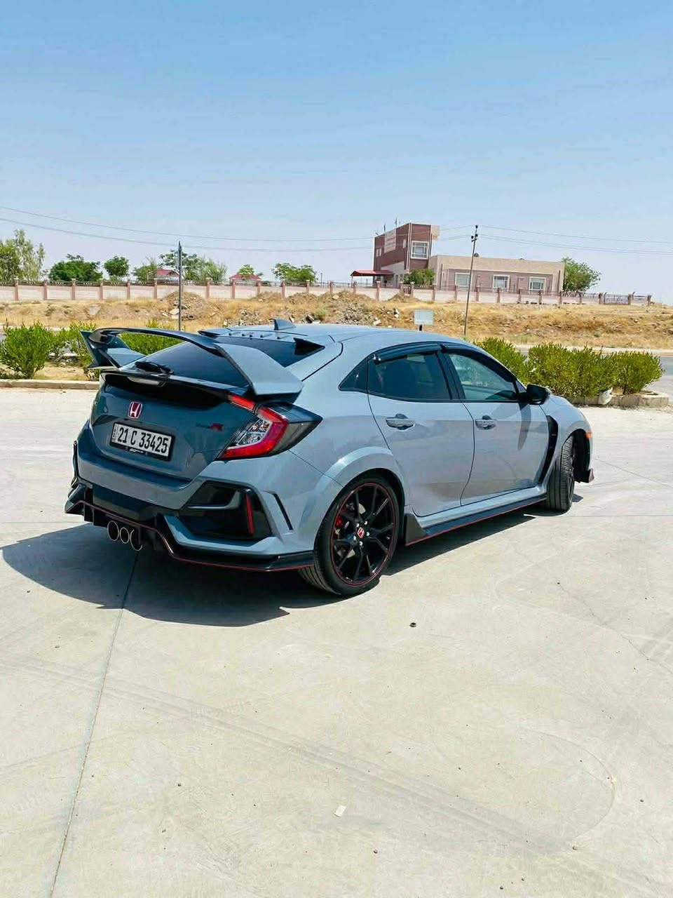 � الموديل: Honda Civic Type R
⚙️ المحرك: 4 سلندر 2.0 Turbo VTEC
🔥 القوة: تقريباً 306 حصان
🕹️ القير: عادي (6 سرعات)
🚀 دفع أمامي مع LSD
🏁 نظام قيادة رياضي + وضعية +R
🛑 بريكات Brembo أصلية
💺 داخلية رياضية Recaro (قماش أحمر وأسود)
📱 شاشة وسطية + بلوتوث + كاميرا خلفية
❄️ تبريد قوي
🎯 نظام Traction + Stability Control
🎵 ستيرنغ مالتي فنكشن
🛞 ويلات رياضية
💨 ثلاث مخارج عادم (Type R الأصلي)
✨ جناح خلفي سبور
📍
29000$ وبيها مجال للشراي
 لوحة سليمانيه
*********** بغداد, العراق

