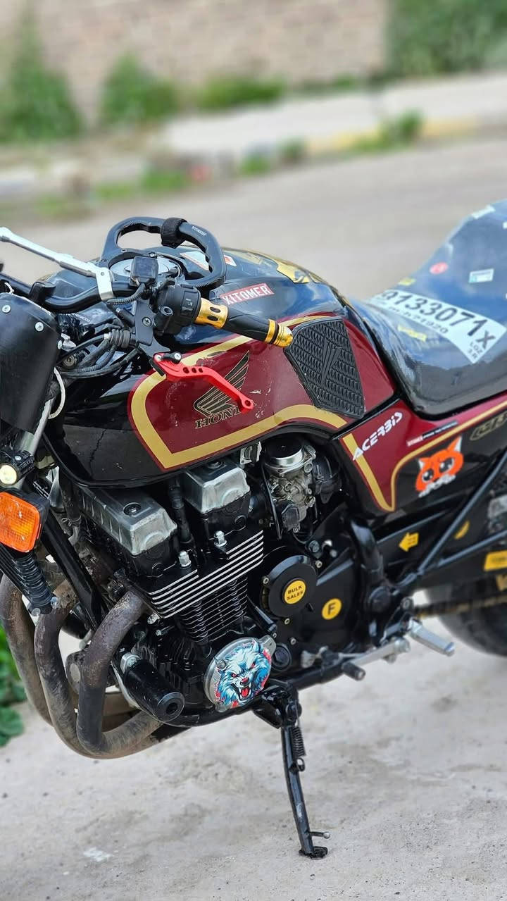 سلام عليكم بطح هونده cb750  للبيع فول مواصفات كلجات جدد صار يومين من شديتهم فول فول تاريك للبصره دهن جديد 
سويجات جدد تاير امامي جديد قبل سبوع شديتها كلشي ما ناقصه بس ستر الله السعر 1350 الف وبي مجال للطيبين 
***********
