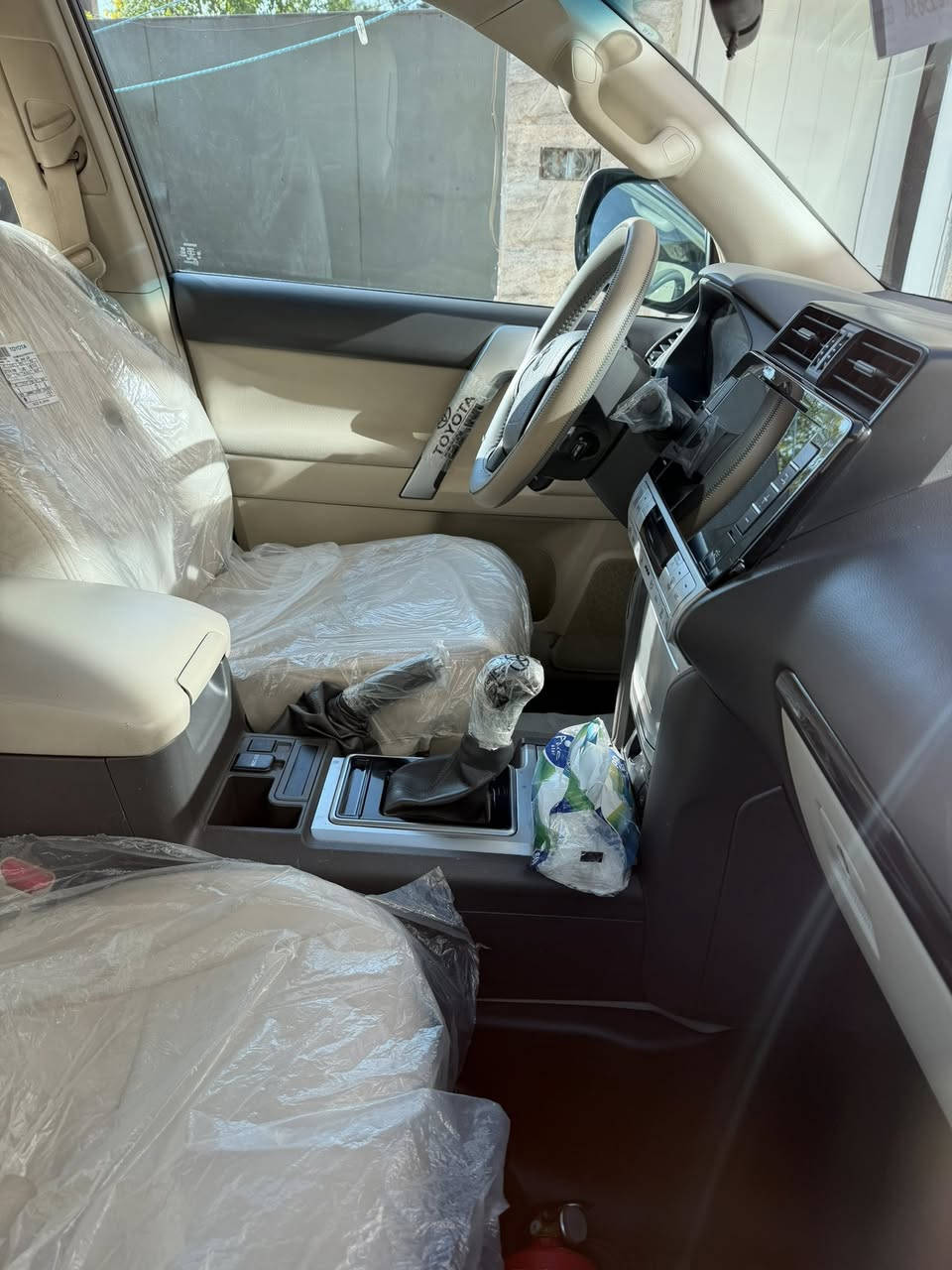 السلام عليكم
تيوتا برادو TXS مدنايت ٢٠٢١ 
خليجيه مكفوله ماشيه ٤٥  جديد جدا
تخم تاير برجستن جديد 
كامره 
جلد ومغلف شاموه ممتاز بيجي
فتحه 
سبير تعليك
السعر ٤٤٥ وبيها مجال قليل مكاني البنوك او حي اور 
رقمي ***********
