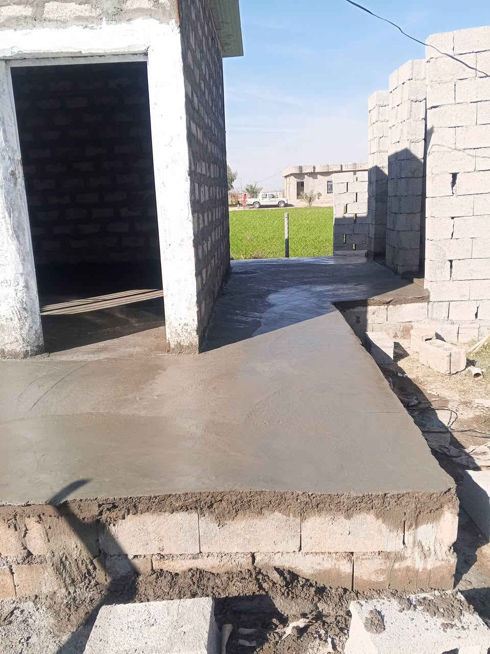 السلام عليكم
يوجد عمال كادر كامل 
1_تصفير البيت من الانقاض وتطلع خارج البيت 
2_تنزيل البيت اذا كانت الارضيه غير معتدله 
3_فرش حجر وحدل الارضيه بعد ما ترش بالماء +توجد خباطة صب سقل ولاش وتصفيط اساس وتسليح ***********/***********
