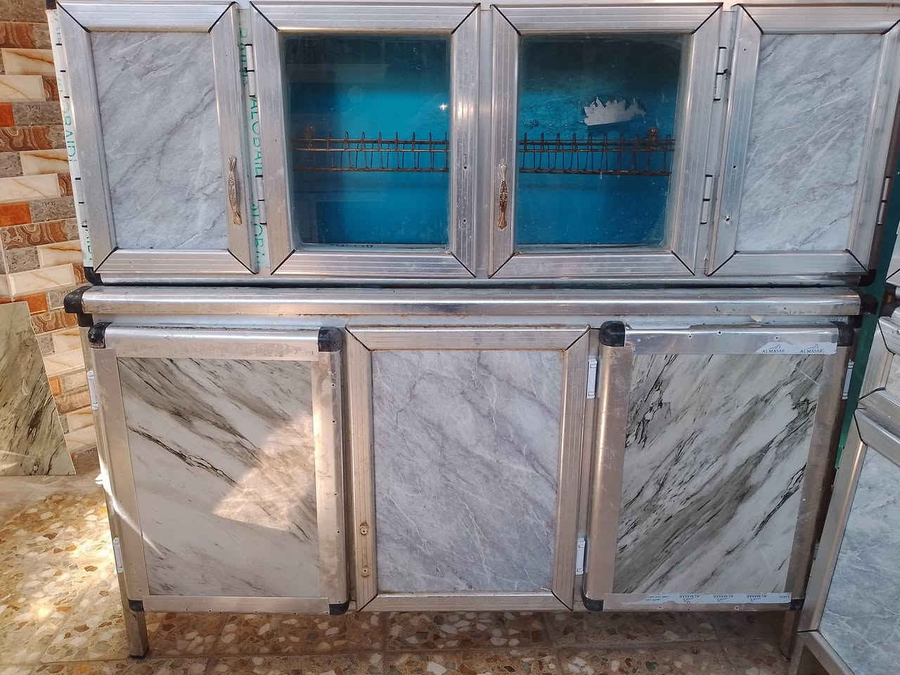 كاونتر ٤ قطع كلش نضيفه الطول لارضي مترين والسنك متر ونص وملحق نفس القياس السعر ٢٢٥ العنوان محاويل *********** يرهم مراوس ب سبلت او مكيف محترك
