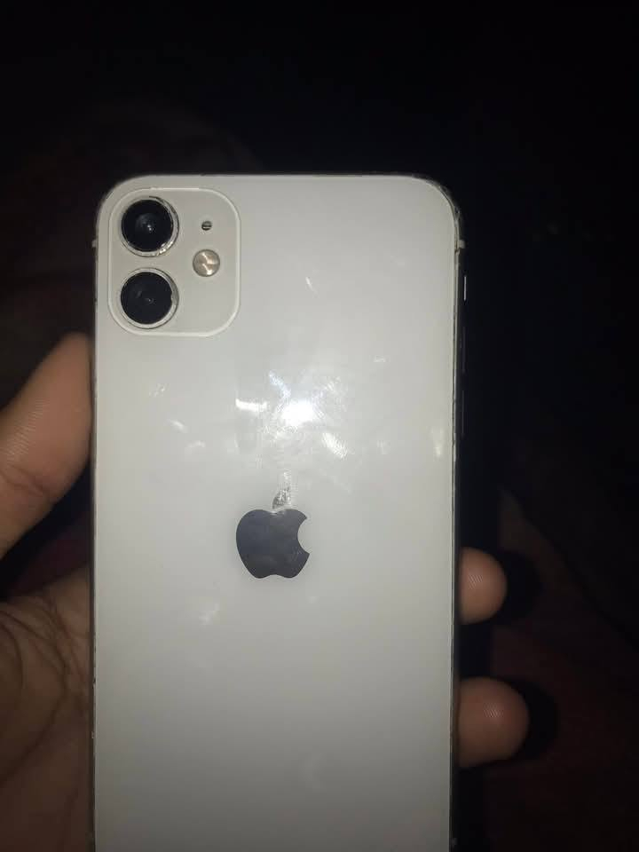 ايفون 11عادي مبدل شاشه وضهر والسماعه بيها خلل للبيع او المرواس استفسار خاص السعر
