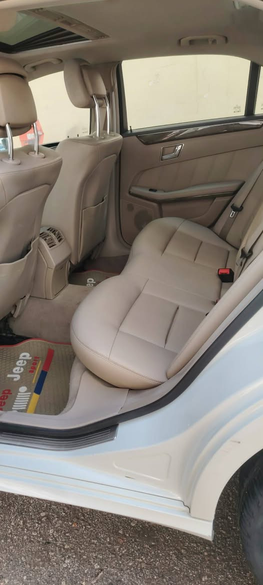 مرسيدس بنز E350 موديل 2011 – وارد أمريكي 🇺🇸

أداء قوي وناعم
 ناقل الحركة:
أوتوماتيك 7 سرعات (7G-Tronic)
 الدفع: خلفي
 اللون الخارجي: أبيض
 اللون الداخلي: بيج (جلد)
✅ المواصفات:
فتحة سقف 
مقاعد جلد كهرباء مع ذاكرة
تحكم كهربائي بالمقاعد
شاشة وسطية مع نظام معلومات
نظام صوتي أصلي
تحكم بالمقود (Multi-Function Steering Wheel)
إضاءة نهارية LED
مرايا كهربائية قابلة للطي
تحكم بالمناخ أوتوماتيك (ثنائي المناطق)
ABS – ESP – Airbags
مثبت سرعة (Cruise Control)
🛠️ الحالة:
السيارة نظيفة جدًا
المحرك الكبير بحالة ممتازة
مكيف بارد
لا تحتاج مصروف
📍 الموقع: (بابل)
💰 السعر:(165$)
📞 للتواصل: (*********** )
