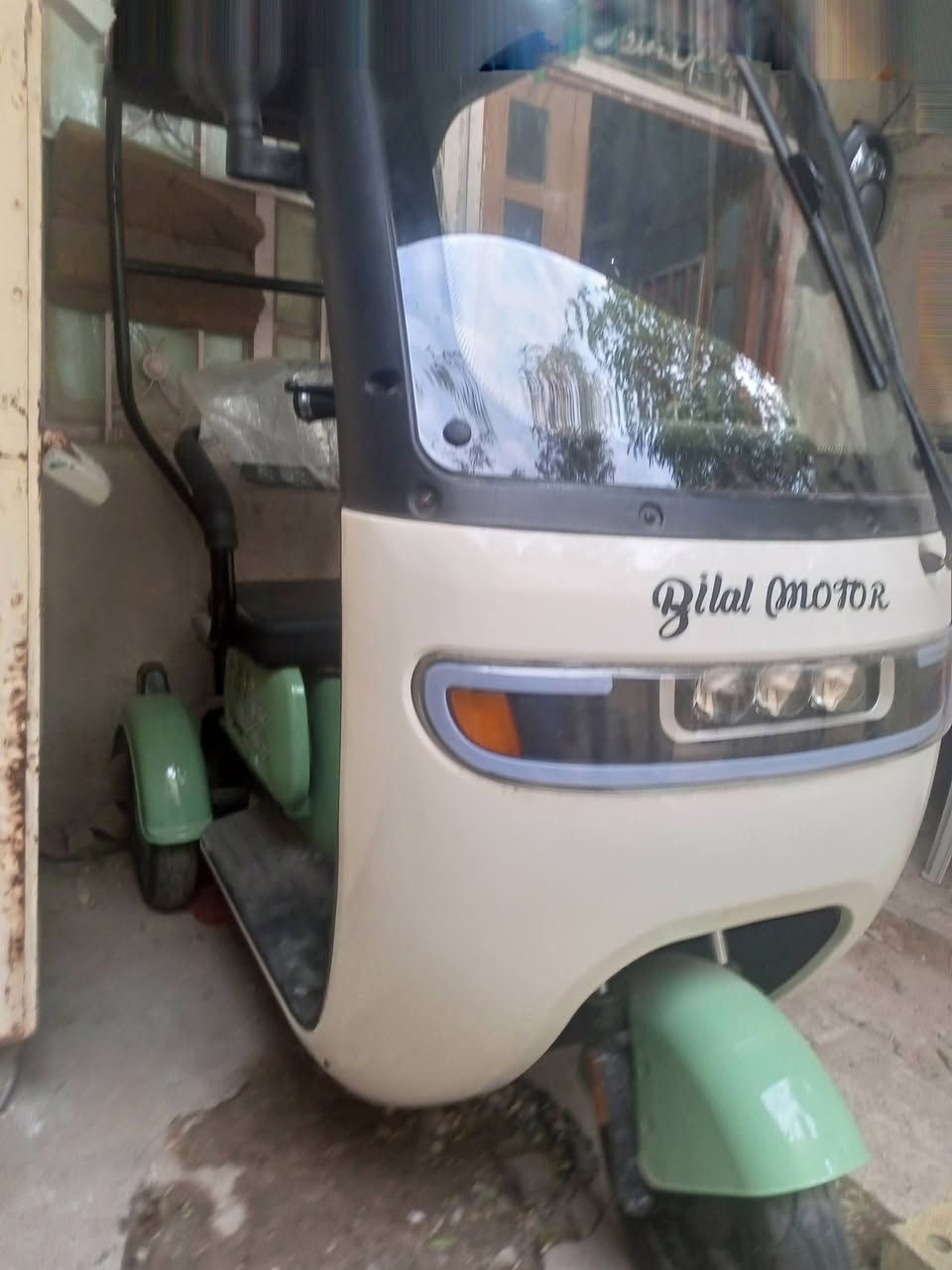 سلام عليكم دراجة شحن جديدة كلش زيرو موديل 2026 صارلها سبوع من اشتريناها جديدة بحالة زيرو سعر 900 وبيها مجال شي بسيط مكان كربلاء ***********
