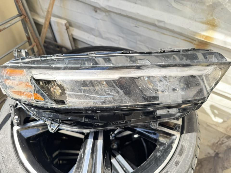 السلام عليكم
للبيع 
ويل هوندا اكورد مع التاير عدد ٣ 
لايت جهة اليمين (مال الراكب) صار بي كسر وهملته  لحد ماطفة وماعرف شنو بي قيم واخذ
واتساب ***********
