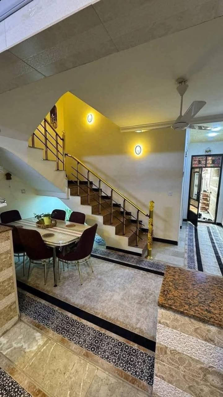 سلام عليكم عندي بيت للبيع المساحه ١٠٠ متر واجهه ٥ نزال ٢٠ ٤ نوم وصاله ومطبخ وخدمات  سعره ٣٩٠ مليون مكانه السيدية الضباط شارع النخيل 
***********  الجاد يتصل
