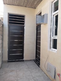 بيت 120 متر خلفي بحي اور بناء حديث وخارطه مميزه يحتوي على غرفتين ومطبخ...