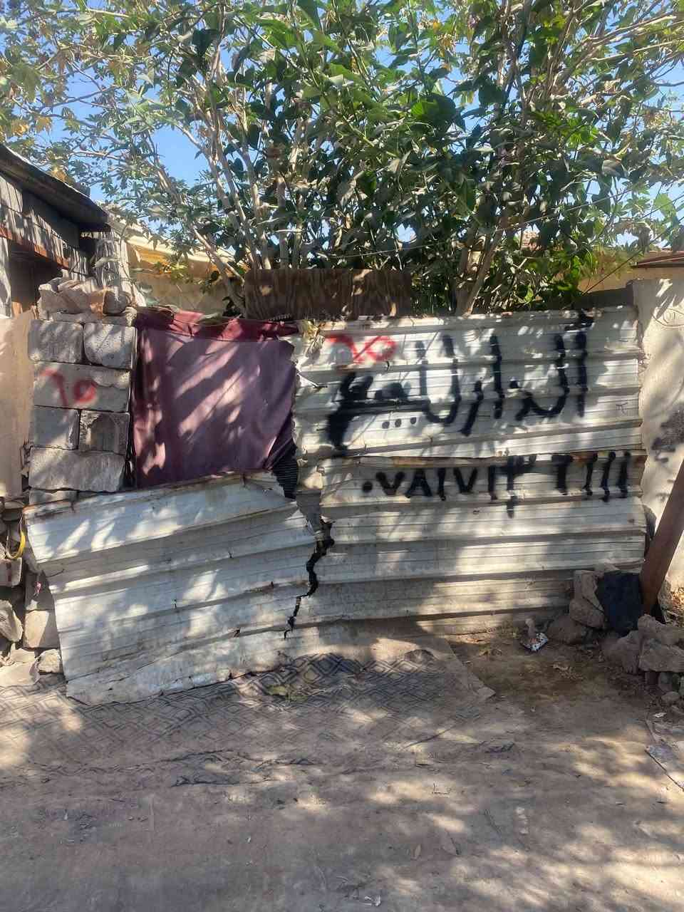 السلام عليكم بيت للبيع بالحواسم مال 120 يم حسين ام البنين 25 م 30 متر بغرفه الطول ثلاثه العرض اثنين ونص المطبخ 2:30 ب 2:30 الحمام هو حمام هو مرافق بطرمه اربعه امطار الطول عرض الطرمه 3 سعر مليون ونص بمجال بي ماي وكهرباء هذا رقم التليفون ***********
