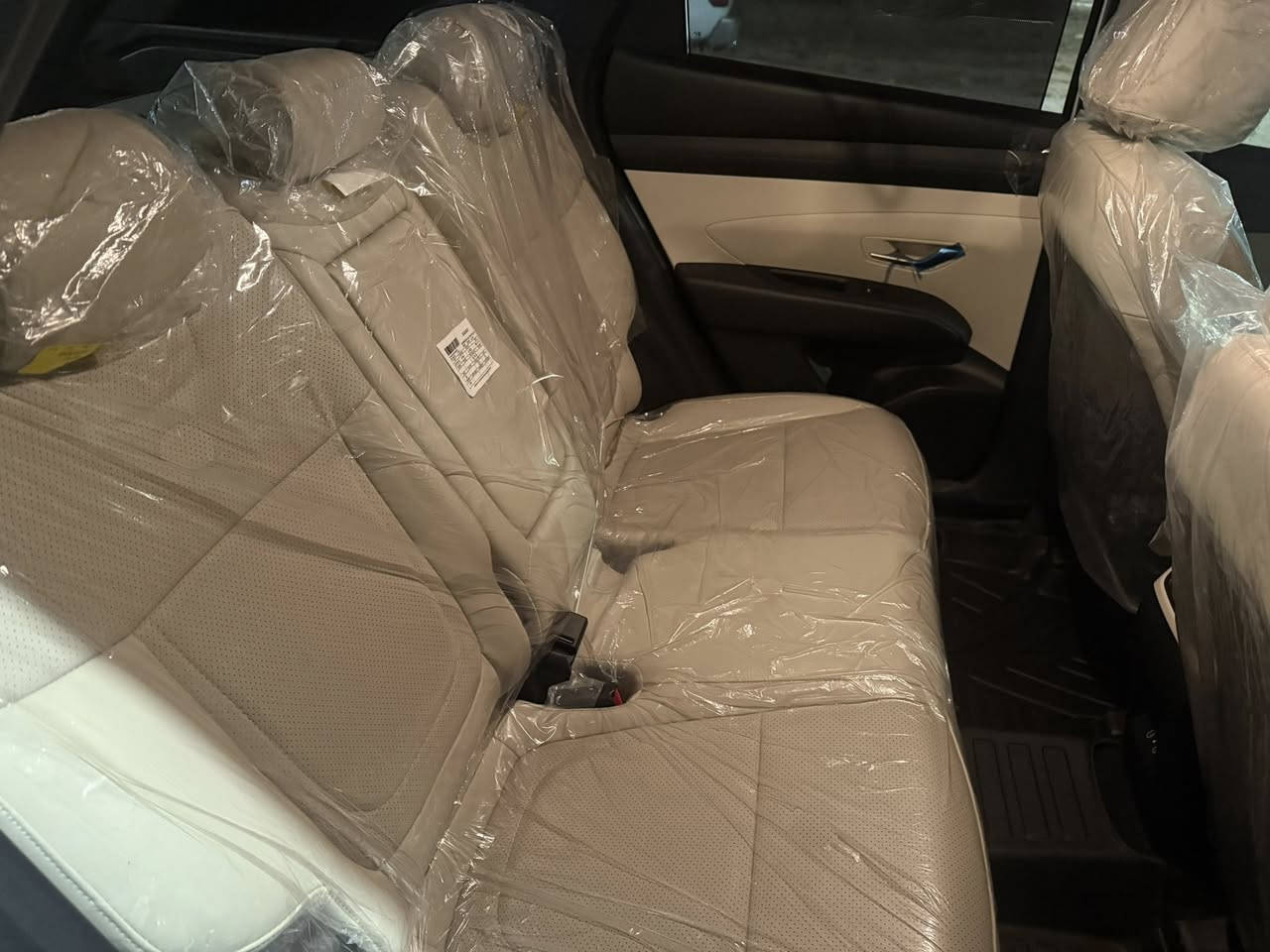 السلام عليكم 
توكسان موديل 2025 تو كلر ماشيه الفين و500 جلد تدفئه تبريد شحن واير لس رقم اربيل 
السعر 238
الاتصال ***********
