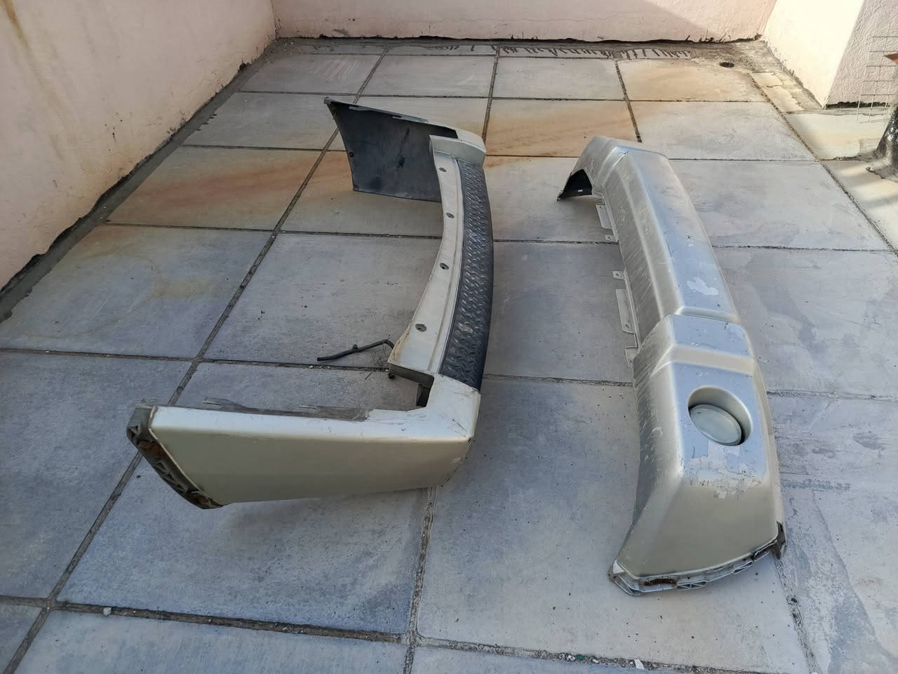 من رخصة الادمن دعامية أمامية وخلفية لسيارة جيب كومندر السعر 100الف الزوج اصلي تفصيخ للتواصل ***********
