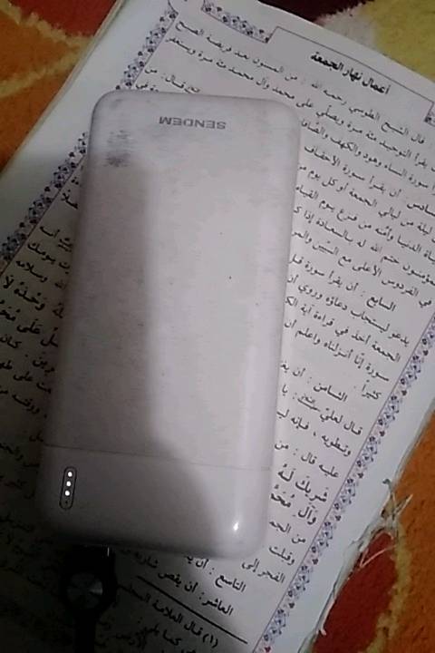 بور بنك من نوع Sende ، لون أبيض نظيف ومازال في حالة جيدة جداً. يحتوي على مخرج سريع للشحن ويدعم أغلب الأجهزة المحمولة، عملي ومناسب للاستخدام أثناء التنقل أو السفر. يعمل بكفاءة عالية لشحن عدة أجهزة في نفس الوقت.