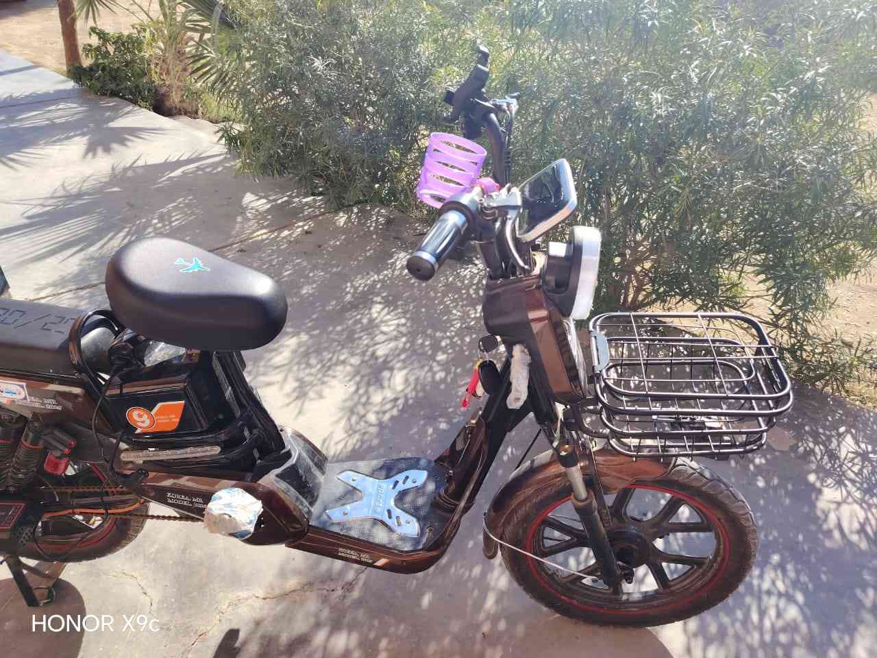 سلام عليكم  بايسكل شحن للبيع
المواصفات 
1ـ بطاريات 4
2ـ كارت تسغيل العدد2
3ـ بصمة العدد 2
4ـ سويج العدد 2
5ـ سويج فتح السرج العدد 2
6ـ ضواء كلوبين 
7ـ سلة 
8ـ بلوتوث سماعة 🎧
9ـ شاشة اصلية 
10ـ بايدرات مغلفة 
11ـ دبل اشارة 
12ـ اشارة يمنة يسرة 
13ـ مرايات العدد 2
14ـ تايرات حجم كبير 
15ـ باتريات العدد 2
16ـ السرعة 99

الستفسار /***********
مكاني ديالى كنعان
