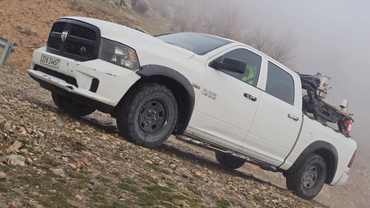 رام كلاسك ٢٠١٧ للبيع
فور ويل 
باب كبير بدي قصير 
٥٧٠٠ هيمي
ماشية ٢٦٥ الف كيلو
منضومة غاز
السيارة مثل الساعة صارلهة يمي اكثر من سنتين 
رايح بيهة للبحر الاحمر وراجع 
تايراتهة الحالية جبلية نوع جرابلر
المحرك بي خيط تبخير 
السعر مابي خطر على حياتي ب ١٨٠ورقة
***********
المكان بغداد واربيل
