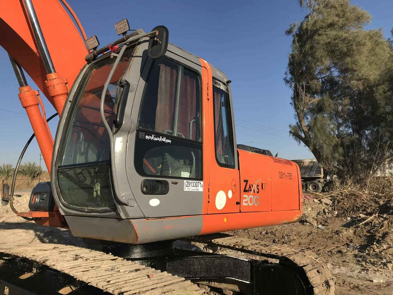 السلام عليكم للبيع حفاره هيتاشي زت مديل 2004 اصل رقم ألماني تحويل امسسه جك همر بلادي مكفولة كفاله عامه قطرة صبغ ما بيها تبريد بلادي كهربايات كلها شغالة بلادية حفاره حداديه و زناجيل و رولات صينيه جدد حفاره ما بيها اي نقص جاهزه للعمل الاستفسار ***********     ***********
