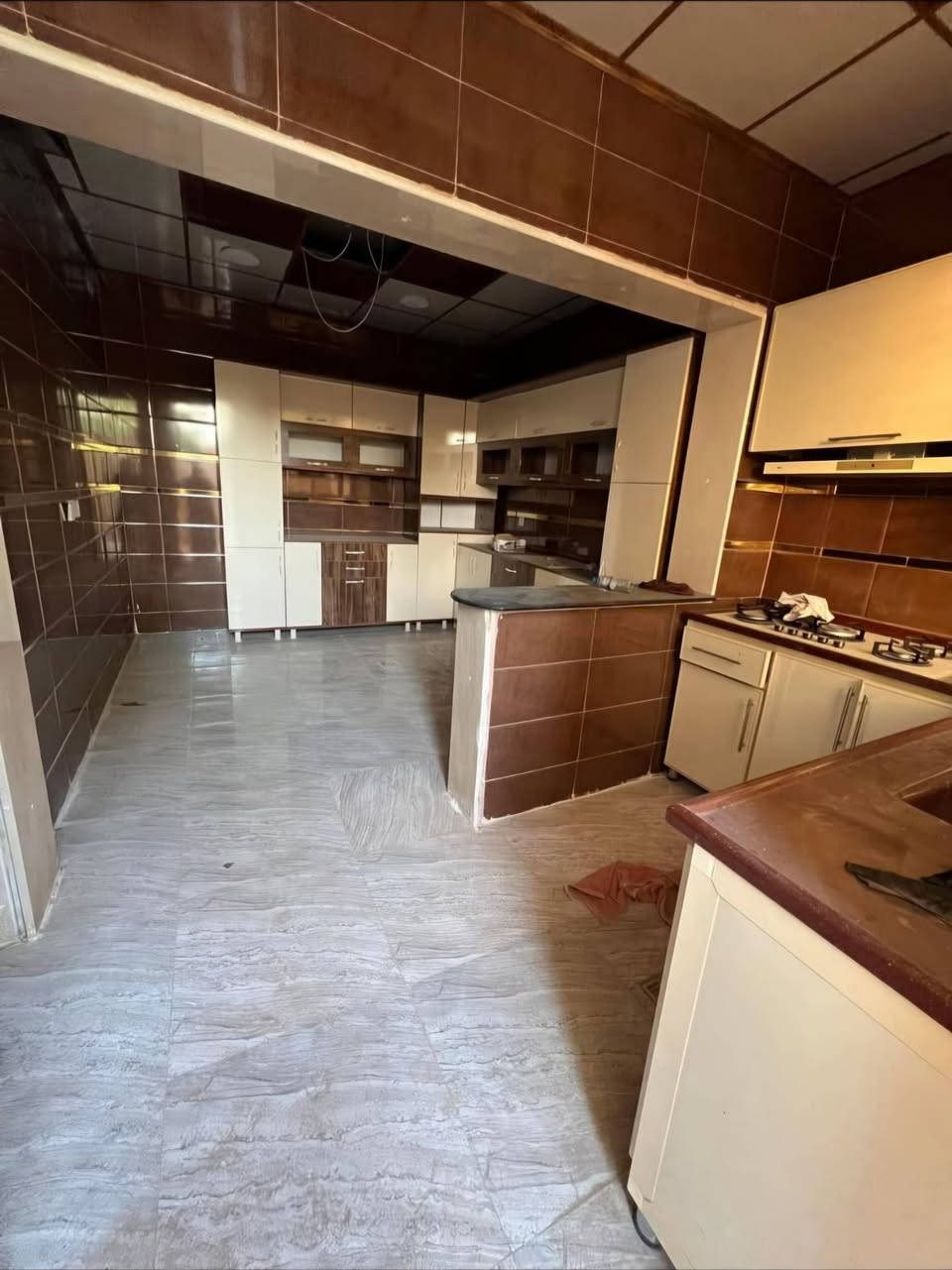 🏡🔥 #عروض_التقوى_للعقار 🔥🏡
🌟 #دار_ركن_للبيع_في_حي_فلسطين 🌟
📍 موقع مميز جداً ومطلوب
 ✅ الدار ركن 
✅مطلة على حديقة عامة (منتزه) 
✅ قريبة من السوق التجاري 
✅ خلف جامع رشان 
💰 السعر: 180 مليون دينار عراقي 💰 قابل للتفاوض
📐 مواصفات العقار: 
▪️ المساحة: 100 م² 
▪️ الواجهة: 10 متر 
▪️ العمق: 10 متر 
▪️ البناء: طابق ونصف
📌 الطابق الأرضي: 🛋️ استقبال 🛏️ غرفة نوم 🍽️ مطبخ 🚿 صحيات داخلية
📌 الطابق العلوي: 🛏️🛏️ غرفتا نوم 🚿 صحيات
🏠 التشطيبات: ✨ أرضيات بورسلين ✨ سقوف ثانوية حديثة
📝 شرط التحويل (المكاتبة مع الشرعي)
📍 للاستفسار : 🏢 مكتب التقوى للعقار  
📍 الموصل – شارع كركوك الرئيسي 
📍 موقع المكتب مقابل جامع البيت العتيق
☎️ *********** ☎️ ***********
📱 متوفر اتصال وواتساب وفايبر
🌹 تابع صفحة مكتب التقوى للعقار ليصلك كل جديد من العروض العقارية المميزة أولاً بأول.
