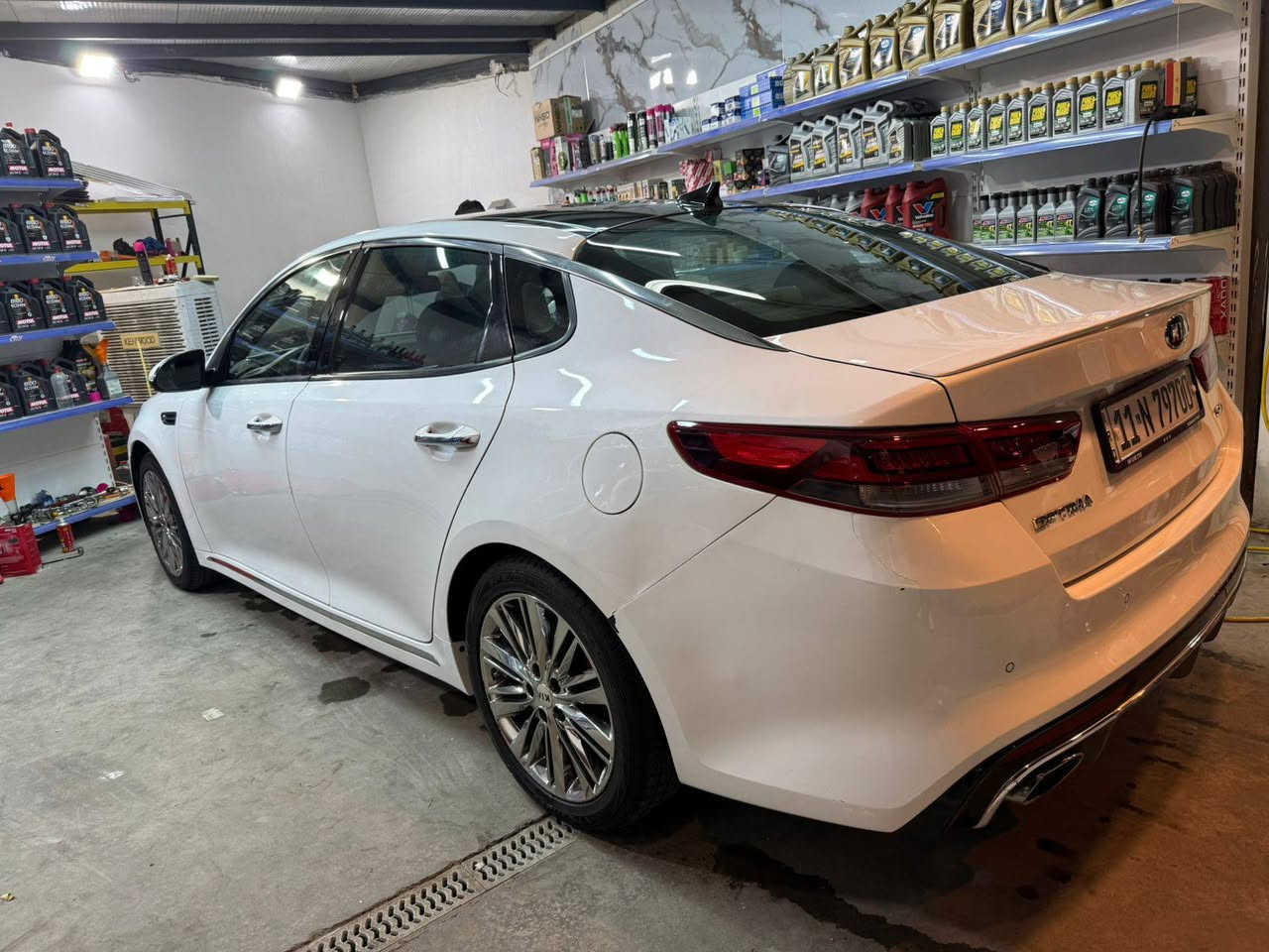 سيارة اوبتما   SXL يعني فول الفول 
ماشيه 65 
كشنات جلد مع تبريد مع تدفئه مع خزن 
بنراما 
نيكل يدات ودعاميه 
سستم صوت هارمن كاردون 
ترحيب دخول مع مري جانبيه 
مري جانبيه قلاب 
ويكب نيكل قياس 18 انج 
ستيرن تدفئه 
ستيرن  D
صندوك ذكي 
بردات خلفيه 
كامرات عدد 4.    360 درجه 
وبيها هوايه مواصفات نسيت اذكرها 
حادث جاملغ وباب صفحه سايق الامام وشويه من بنيد 
سيارة بدون ايرباك 
*********** 
***********
***********
السعر 142 وبيها مجال بسيط
