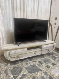 ميز او شاشه تلفزيون وتحفيات بنكه ثريات شغالات كلهن للبيع  07729239912