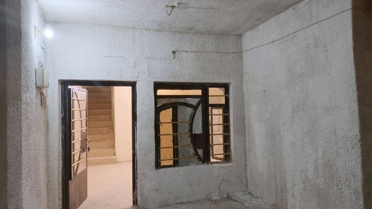 ​📐 المساحة: 100 متر مربع.
​🛋️ الاستقبال: صالة استقبال واسعة ومرتبة.
​🍳 المطبخ: نظام (حار / بارد) بتصميم عملي ومميز.
​🛏️ الغرف: 3 غرف نوم مريحة.
​🚿 الخدمات: 2 حمام (موزعة بشكل ممتاز).
​✨ الحالة: نظيف جداً وبناء بحالة ممتازة.
​📍 الموقع: الدورة - أبو دشير / بالقرب من تقاطع الشهداء (موقع قريب من الخدمات والأسواق).
💰 سعر الإيجار: 550 ألف دينار عراقي (شهرياً).
الدار على شكد طابق؟ وبيها درج أو سطح أو حوش؟: 
طابقين
هل الإيجار يشمل الماي والكهرباء والمجاري، وشكد وضع المولدة/العداد؟: 
الكهرباء الماء على المؤجر
البيت مفروش لو فارغ؟ وإذا بيه أثاث أو أجهزة شنو الموجود بالضبط؟: 
فارغ
هل أكو كراج أو مكان لوقوف سيارة؟: 
نعم كراج
شلون شروط الإيجار: عقد كم سنة/شهر، ودفع مقدّم أو تأمين، وهل السعر قابل للتفاوض؟: 
عقد لمدة سنة