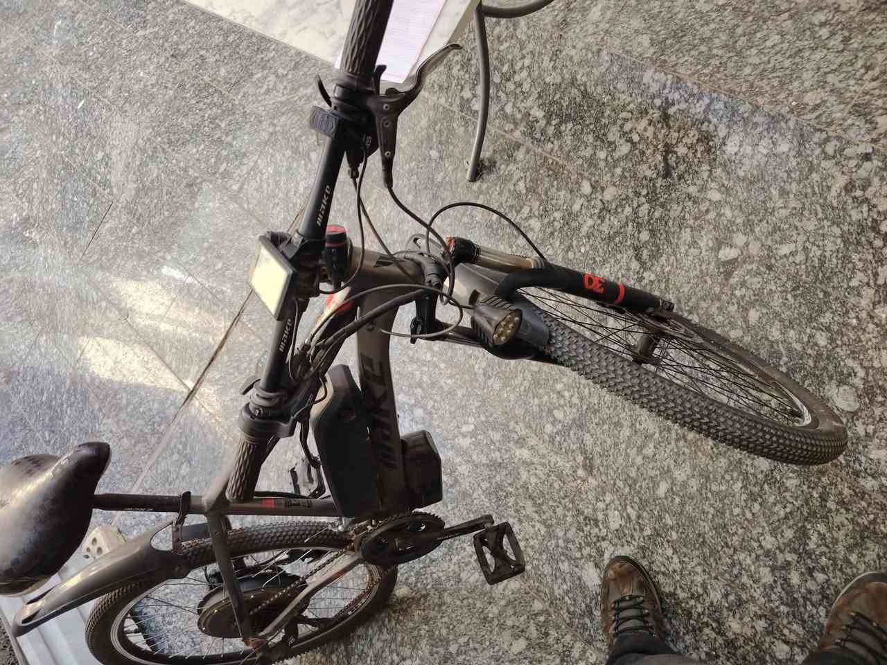 السلام عليكم 
بايسكل شحن اصلي ماركة MAKE 🚴 
الدراجة الاكثر مبيعاً

. مصنوع كليا من الالمنيوم
. دبل امامي هايدروليك 
.يتحمل وزن ١٨٥ كيلو
. ماطور كبير ٥٠٠ واط حقيقي 
. بطارية ليثيوم  ٤٨ فولت 10 امبير (عمر البطارية الافتراضي ٣ سنوات )
.يقطع مسافة 20-50 كيلومتر 
. سرعة تصل الى 50 كيلومتر
. بريك هايدروليك دسك امامي وخلفي
. شاشة ملونة كبيرة لعرض معلومات
‏. USB شحن للموبايل
. حجم 26” 
. كير 27  نمر خلفي وامامي 
. اضاءه امامية واضح جداً
. واقيات مطرية اصلية امامي وخلفي 

. يعمل :
1- بايسكل عادي
2- دراجة شحن 
3- بايسكل مساعد
مكاني بغداد البياع  ***********وتساب+اتصال 
السعر  450 الف
