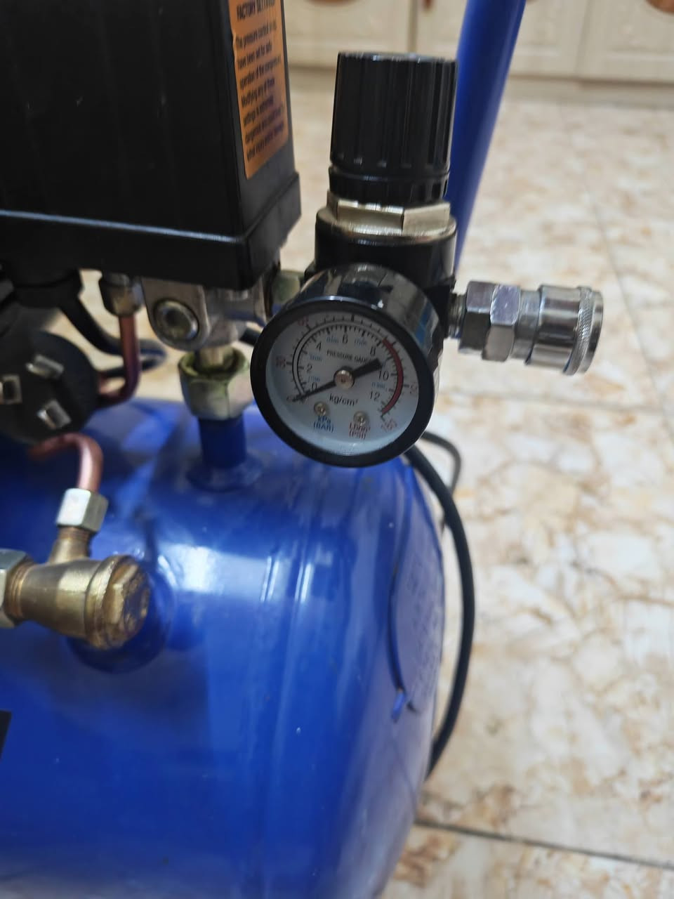 كمبريسر هوه 21 لتر ضغط 8.5 بار ويه مسدس F75 سعر 115 الف لتواصل 
+9647779923864
