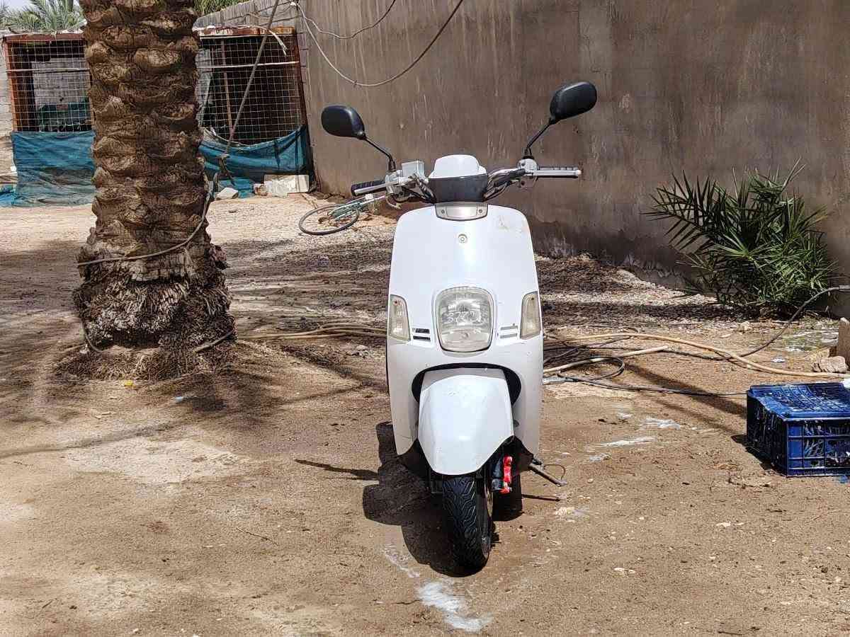 السلام عليكم
بوليسي نضيفة ما مفتوحه الكهربائيات كلها شغالة
رايدها ب ٦٧٥ ألف وبيها مجال 
الاتصال
‏‪***********‬‏
