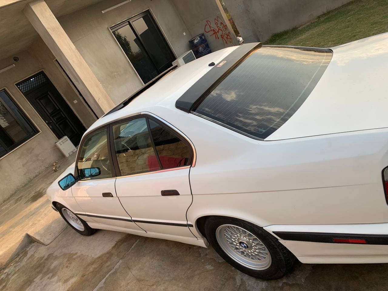 BMW 1991 525Ai
فول فوله 
گئر و مه كينه به شه ره ت
نمونه له جواني 
هيجي نيه بئ ده عم بئ سبوخ 
ره قه م و سه نه وي هه زه هه موي تازه نوئ كرايه 
به ناوي خؤمانه ته عويل وه كاله به شه رت
اروس
***********
