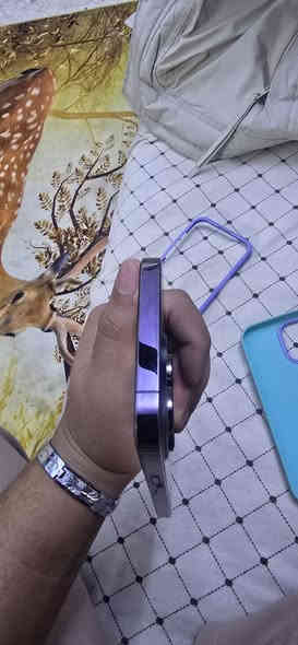 سلام عليكم 14برو ماكس ذاكرا ٢٥٦ بطاريه٨٧ شرق اوسط جهاز واكف فيس ايدي وبي هاي النقطه الي بلشاشه بكبر الابره الابيضه واتساب فقط *********** او خاص سعره ٦٠٠
