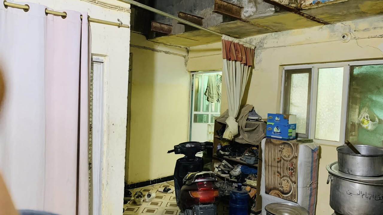 السلام عليكم ورحمة الله وبركاته
دار في الاسكان القديم قرب جامع الحسن مقابيل بانزين خانه الإسكان 
٣ غرف وصاله واستقبال غرفتين جوه وغرفه فوك ممسكونه والبيت كله ترميم جديد والمنطقه شبه كامله من الجهد الخدمي
الفرع عرضه ٥ امتار واجهيه الدار 8
نزال 17  والفرع كامل مقرنص 

السعر ١٠٠ وبيه مجال  
متواجد عالنت 

***********

***********
