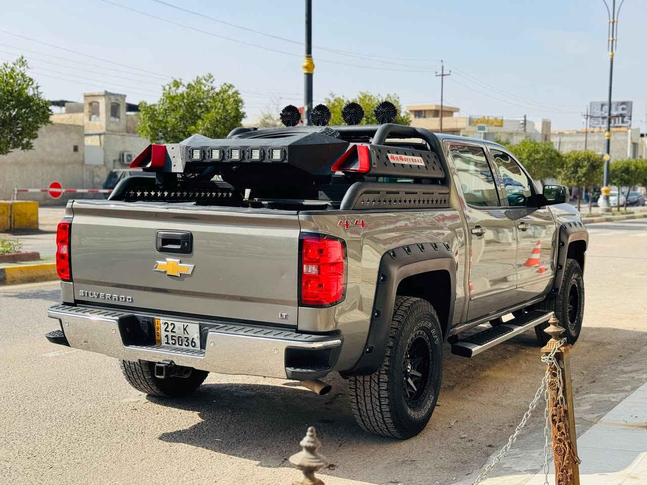 سلفرادو 2017 باب طويل بدي قصير
 وارد امريكي بدون تبديل حادث صبغ قطعتين فقط (جاملغ ايمن وبنيد فقط بدون دواخل ايرباك بردة فقط يعني حادث جانبي مو امامي دواخل وشواصي ما بيهن اي ضرر )
مكينة V8 5300 
كير تعليق حجم 1000 
ماشية 47 الف ميل يعني 76 الف كيلو فقط 
رقم اربيل الجديد هزة جديدة سنوية لسنة 2028 راعيهة مستعد للتحويل والوكالة 
فئة LT
مواصفات 
فور ويل 
شاشة كبيرة + كامرة خلفية
حساسات خلفية 
دوسات ( البريك والبانزين ) كهربائية
كشن السائق كهرباء 
لايت امامي زنون + بروجكتر لد بلاد + لد نهاري بلادي
مري كهرباء  
وباقي المواصفات المعروفة

الاضافات 
محجر بدي يحتوي على مسند للسبير ولدات خلفية ولدات امامية ولدات اشارة جانبية 
ترفيعة امامية 3 انج خلفية 2 انج قابلة للتحكم بلارتفاع اصلية ضمان مدى الحياة من مركز تعديل معروف
ويل جبلي قياس 17 ميثود واطارات قياس 315 تخم جديد
نفخات جاملغات 
السيارة ملغومة لدات للطرق الداخلية والخارجية والبر 
مراية وسطية تعرض الكامرات امامية وخلفية وداشكام بنفس الوقت ماركة دهوة 
السيارة جاهزة ومميزة من لون ومن تعديل ما ناقصة شي 
مكينة كير جداً نظاف
تبريد تدفئة كهربائيات كلشي بلادي ومضبوط
صفر مسج اي كلوب ما مشتغل بالعينة
ممشاهة قليل قياساً بموديلهة ودواخلهة جداً نظاف والصور توضح كلامي وبالواقع اجمل
مكان السيارة بصرة 
السعر 195 ورقة وقابلة للتفاوض
للاستفسار ***********
