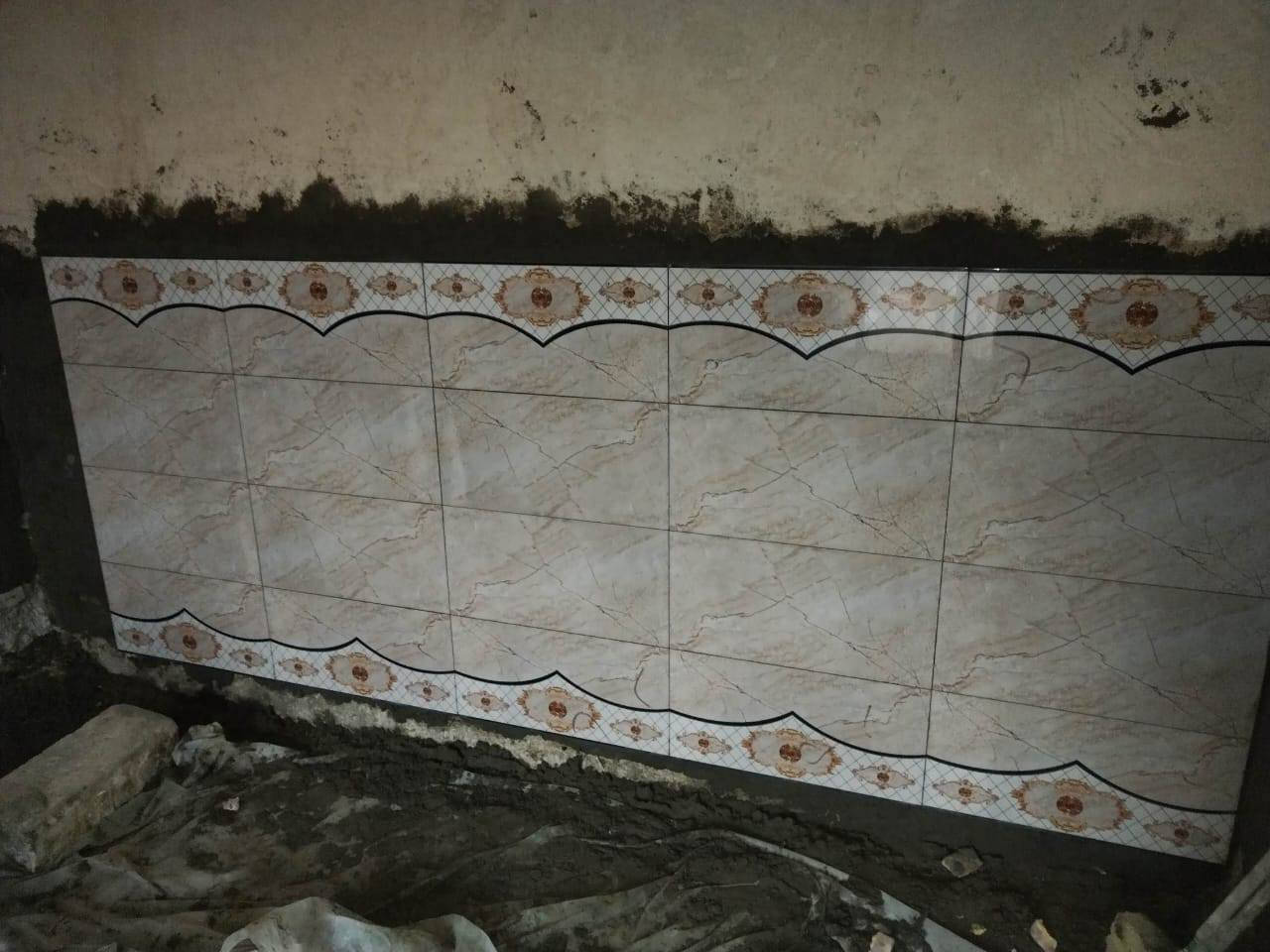 السلام عليك 
عملي بورسلين الواح جداري المتر ب6 
أرضيات المتر ب 5 
سيراميك جداري ب6
عمل نضيف أن شاء الله متفرع حاليا 
عملي نجف وكربلاء 
***********
*********** واتساب 
وافق رحملة والديكم على باب الله
