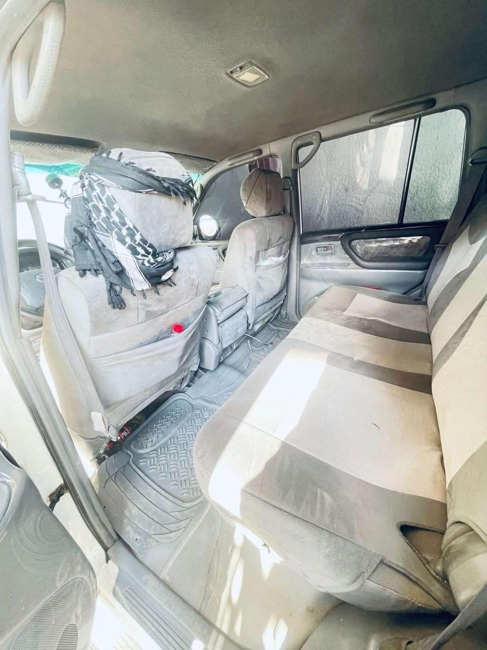 السلام عليكم اخوان 
من رخصة الادمن 
تيوتا لاند كروز 2001 
السيارة خليجية قطرية 
دبل سبير 
محرك 6 سلندر 4500  عدل 
دبل تانكي 
تبريد 
تدفئة 
كفالة من الضربة القرية والتجية 
طبلة السيارة مو هاوزن 
غرفة جديدة 
دشبول جديد 
شاشة اندرويد 
سستم صوت كامل 
4 جام كهرباء 
كير عادي طبعاً 
فور ويل شغال 
اكسل امامي خلفي جاهز 
تخم تاير جديد 
منظومة زنون عالي 
السيارة عليها ادامة كاملة 
من بلكات - نولازت - صدر - مجاول - فيتبم 
السيارة باسمي رقم سليمانية رقم مميز شرط حاسبة بغداد المركزية سنوية 2030 تنتهي هزة براد جديدات بعدهن ما منتهيات 
السيارة عارضها 150 وبيها مجال للشراي مارجعة 
مكانها بغداد زيونة *********** بغداد, العراق
