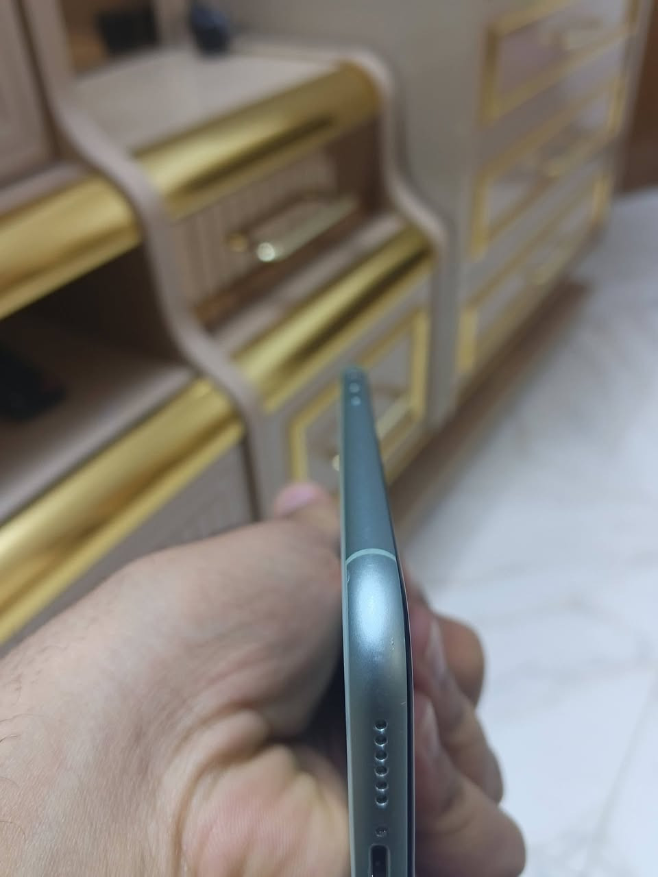 ايفون 11عادي ذاكره 128 بطاريه 92 ويا شاحنه مبدل شاشه اصليه من امريكى  السعره 250 و بي مجال حق الجيه *********** بغداد بلديات شارع المصرف شراي ينتصل
