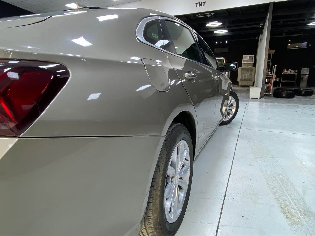 السلام عليكم 
للبيع او مراوس 
 ماليبو 2022 LT لون ذهبي 

ماشيه 60,000 mi

الضرر/ حادثها باب خلفي جهة الراكب مبدل ومصبوغ ونص الجاملغ الخلفي ايرباك راجع سستم شركة 
بجم كبس شواصي لغود محرك كير كفالة عامة 

السيارة رقم بغداد بأسمي  

مواصفات LT المعروفة
🔴 بصمه ابواب + جنطه
🔴 تشغيل عن بعد 
🛑محرك 1500 توربو ✈️
🔴سايد بريك بصمه
🛑لدات اماميه نهاري 
🛑تبريد مناخي منفصل SYNC
🛑تبريد قطعتين امامي خلفي 
🛑شاشه كبيره 
🛑خرائط Gps📌
🛑كامره خلفيه دوارة 📷
🛑كروز مثبت سرعه
🛑شاشة ضبط واعطال بل دشبول

السياره جاهزه ونظيفه جداً بدون نواقص تخم تاير جديد 
مع ادامة تنظيف غرفة احتراق وتبديل هايدروليك الكير 
السعر // 127 بيها مجال بسيط 
مكاني بغداد السيدية  
***********
متوفر اتصال و واتساب بغداد, العراق
