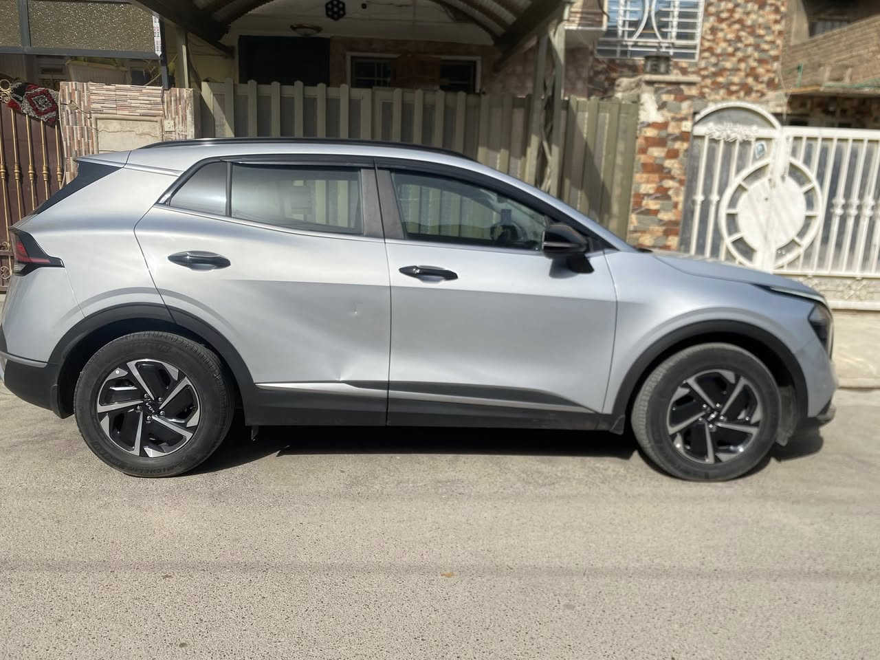 السلام عليكم للبيع كيه اسبورتج ٢٣ موديل لون فول بانوراما سلفرعداد مسافه ٤٠ الف ماشي كفاله عامه من صبغ وتعديل كير ماوس هايبردم  محرك تيربو بصمه تشغيل عن بعدر رقم بغداد الانگليزي بأسمي بيه السعر 215 فقط للبيع مااروس  سونار مرفق بل منشور  شراي تيصل ***********
